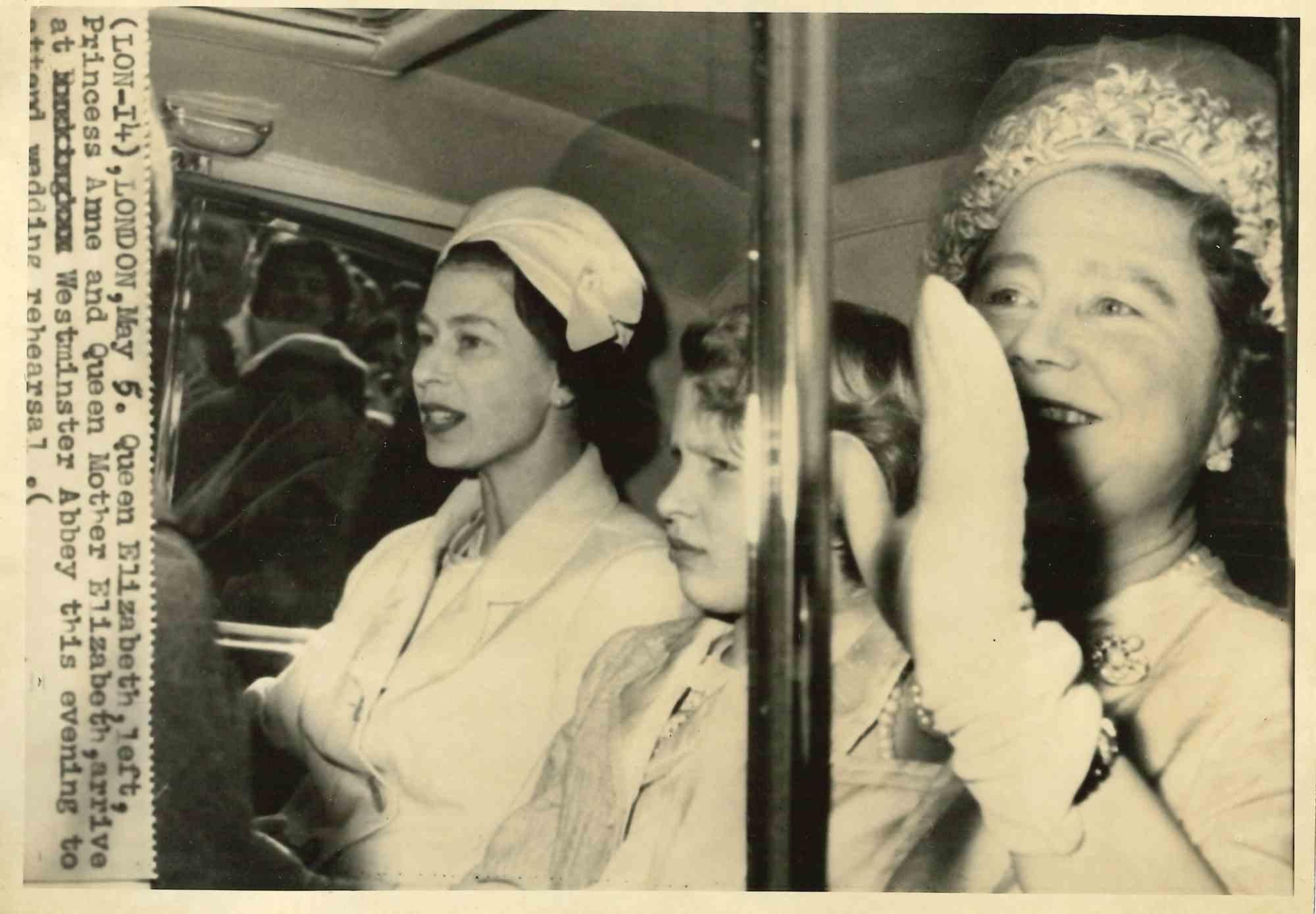Figurative Photograph di Unknown - La Regina Elisabetta con la Principessa Anne - Foto d'epoca - Anni '50