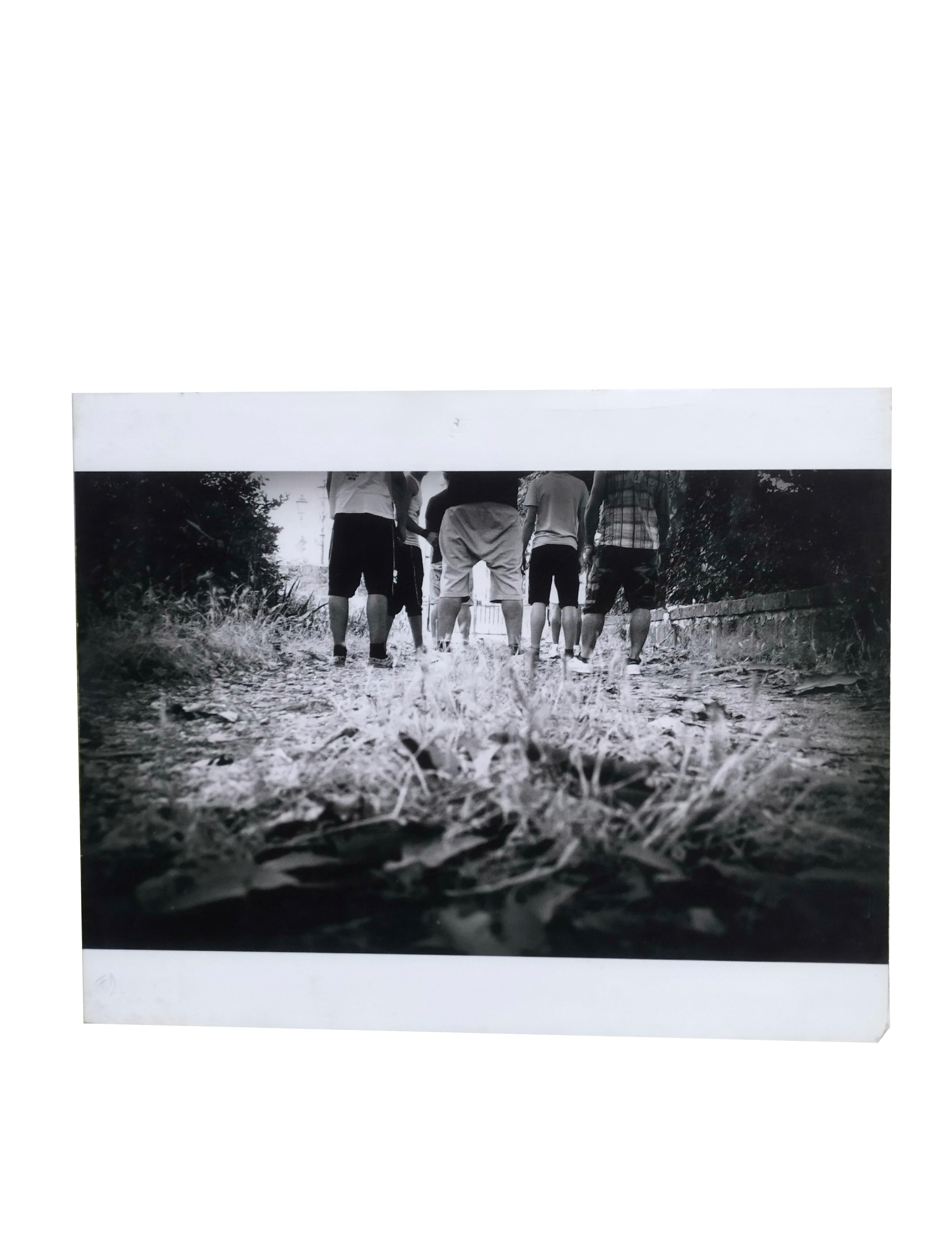 CHILDREN - Photographie sur papier baryté, Fabio Donato, Italie 2010 - Brown Black and White Photograph par Unknown