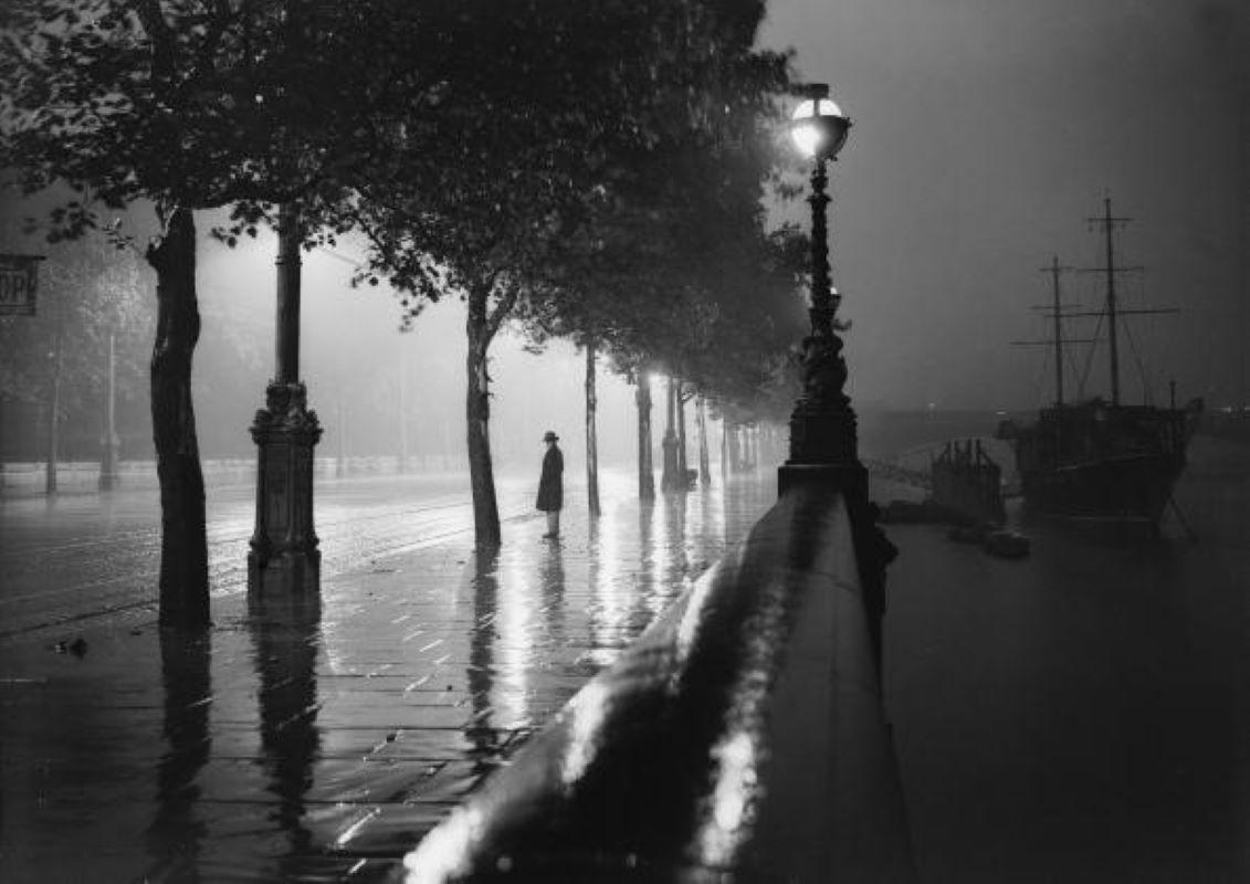 Black and White Photograph Unknown - Rainy Embankment (1929) - Impression de fibres de gélatine argentique