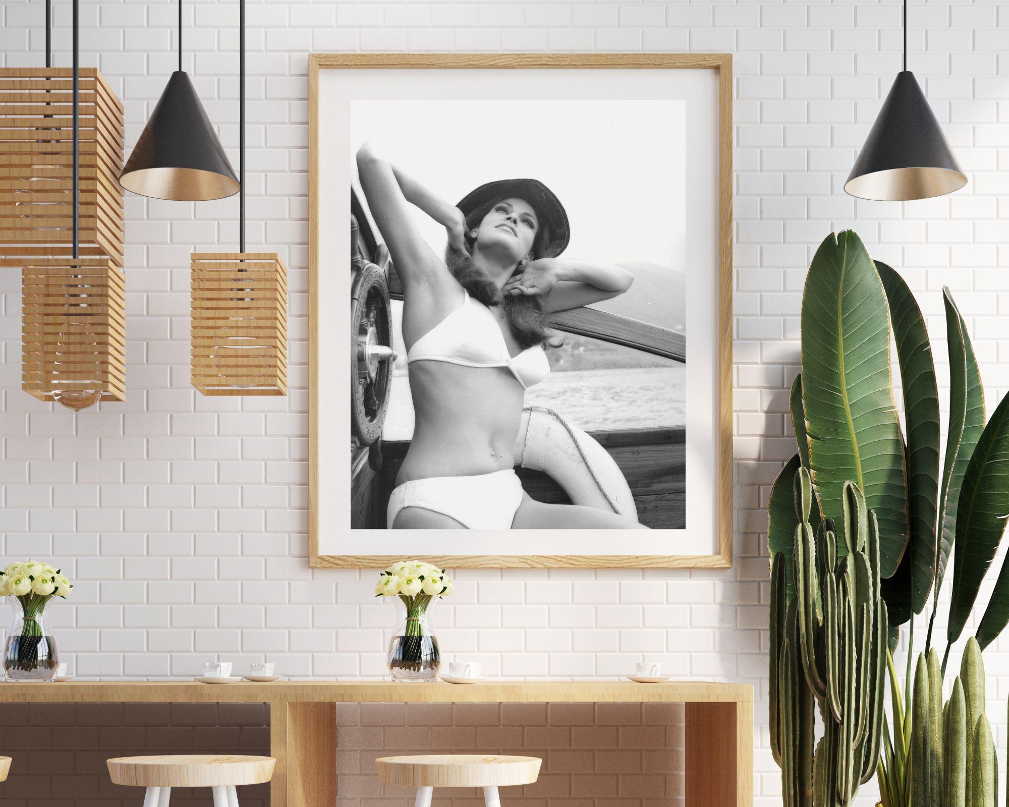Raquel Welch allongé sur un voilier - Contemporain Photograph par Unknown