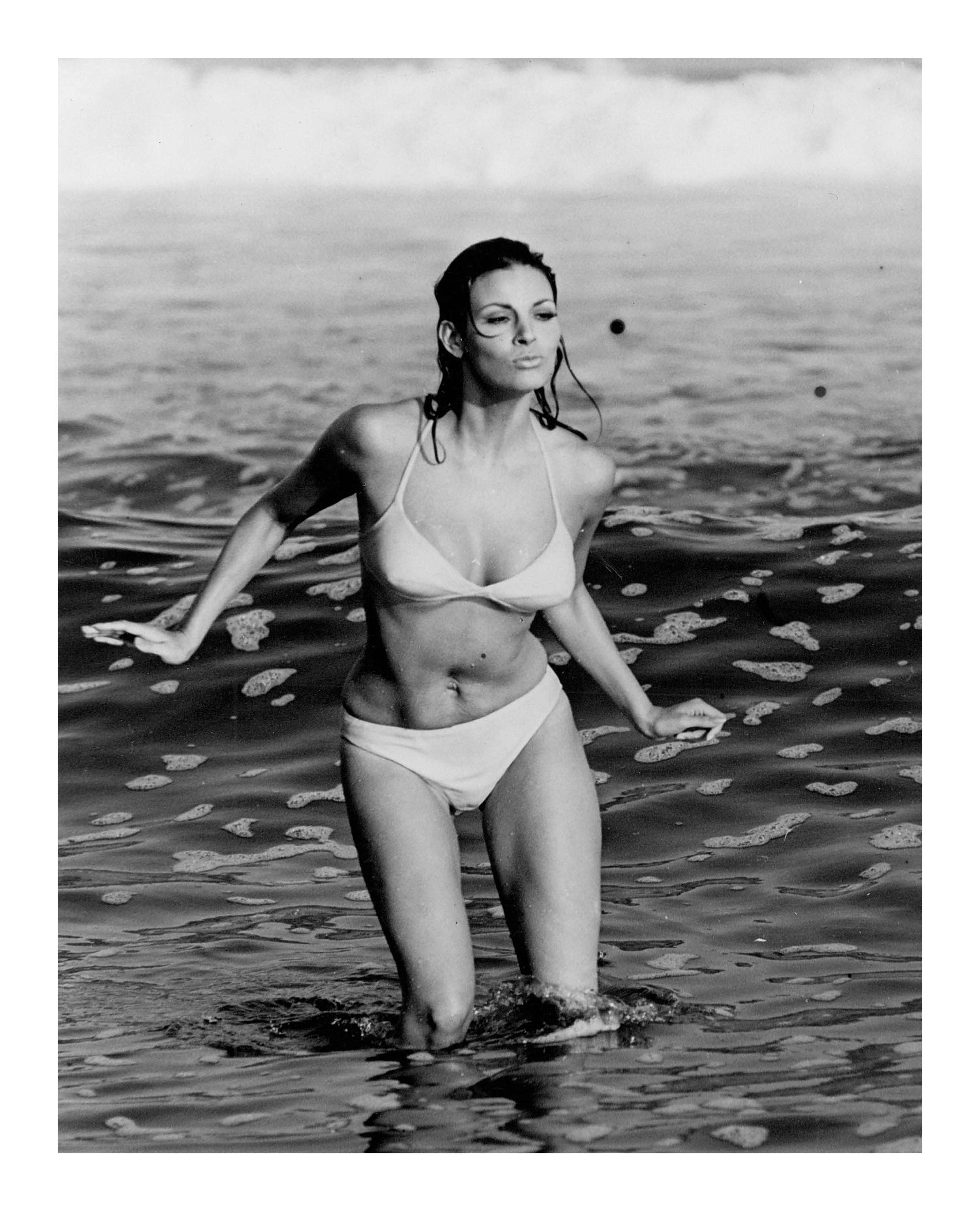 Raquel Welch läuft im Bikini (Zeitgenössisch), Photograph, von Unknown