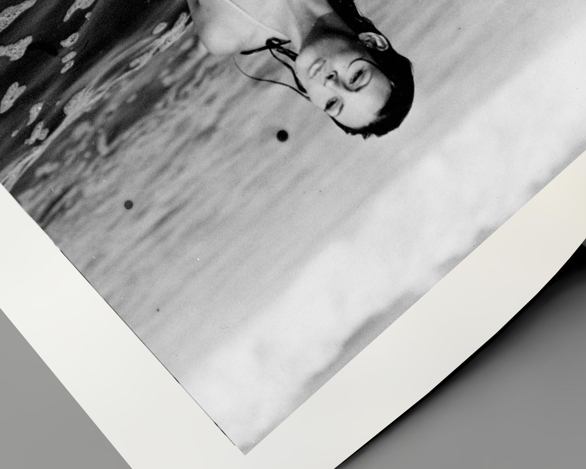 Raquel Welch läuft im Bikini (Grau), Black and White Photograph, von Unknown