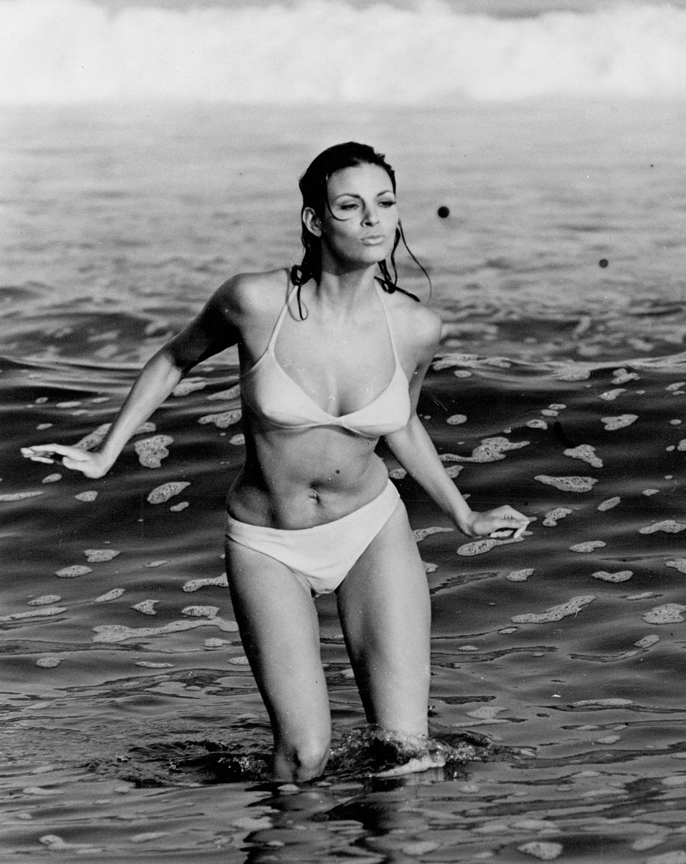 Unknown Black and White Photograph – Raquel Welch läuft im Bikini
