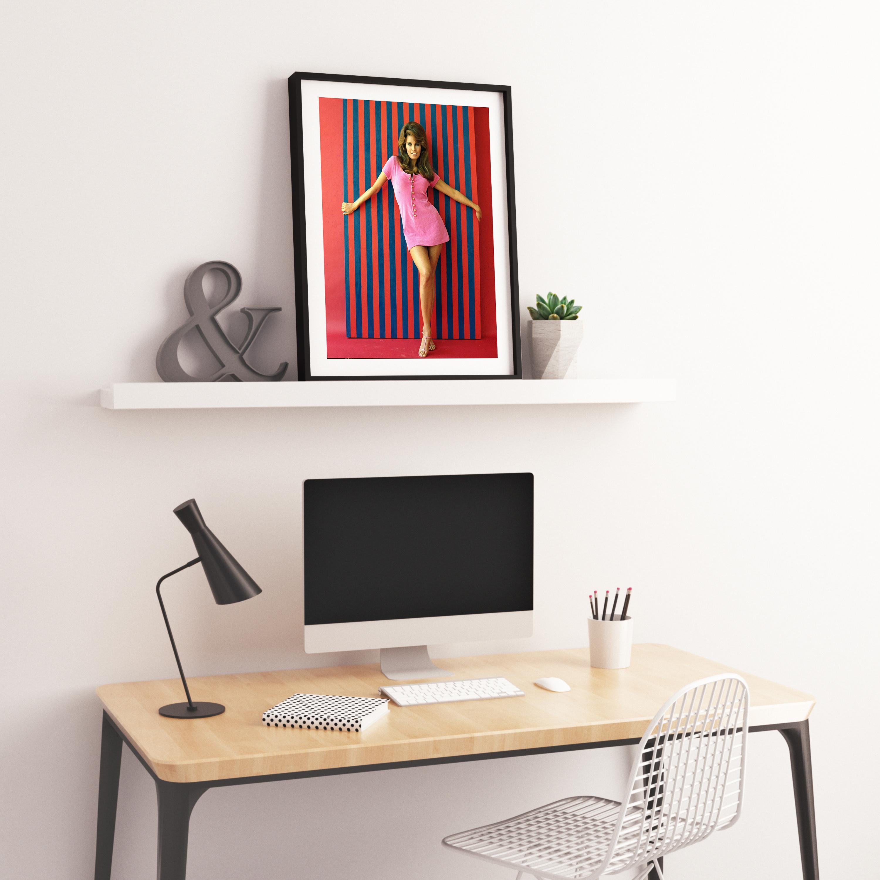 Raquel Welch souriant sur des rayures Fine Art Print en vente 1