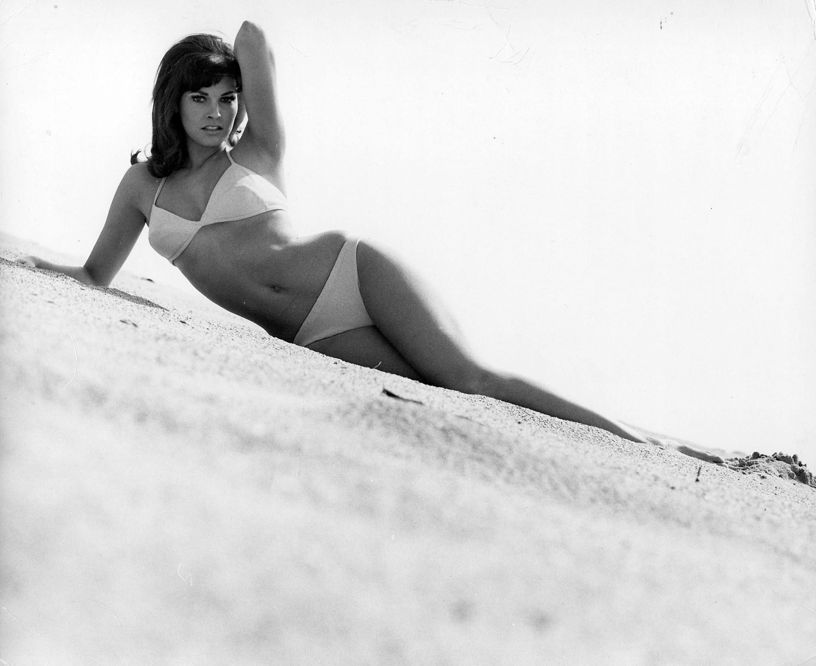 Raquel Welch beim Sonnenbaden – Photograph von Unknown