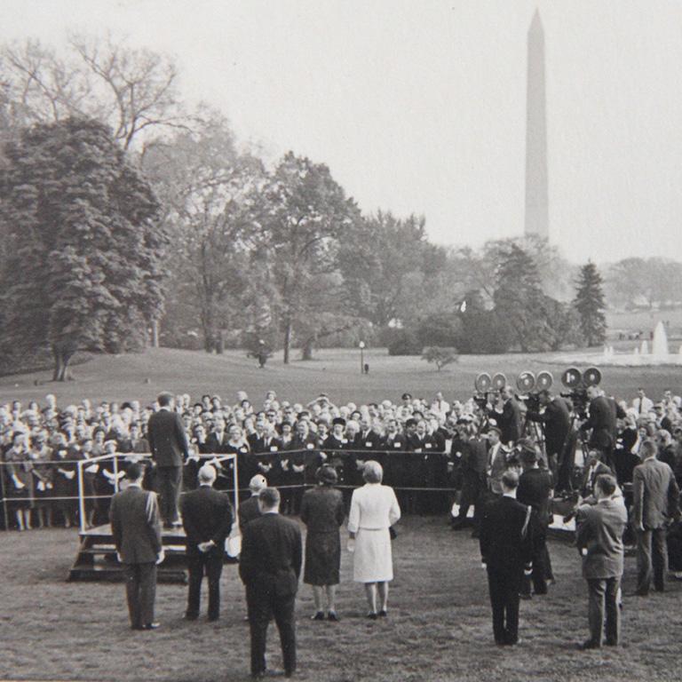 Seltenes Originalfoto von John F. Kennedy, der an der Front Lawn spricht, aus den 1960er Jahren – Photograph von Unknown