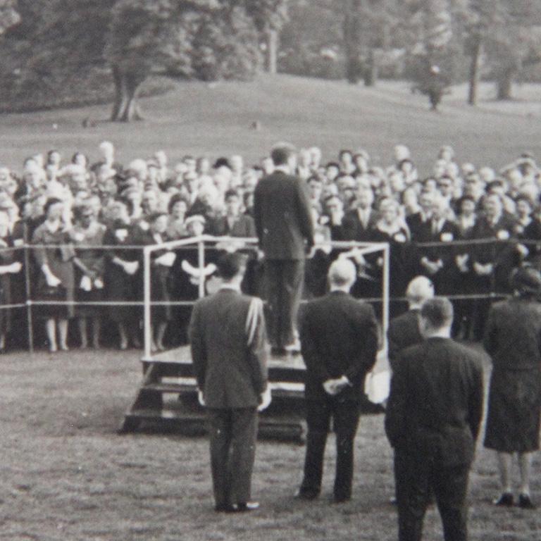 Seltenes Originalfoto von John F. Kennedy, der an der Front Lawn spricht, aus den 1960er Jahren (Amerikanische Moderne), Photograph, von Unknown