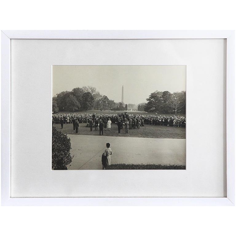 Unknown Landscape Photograph – Seltenes Originalfoto von John F. Kennedy, der an der Front Lawn spricht, aus den 1960er Jahren