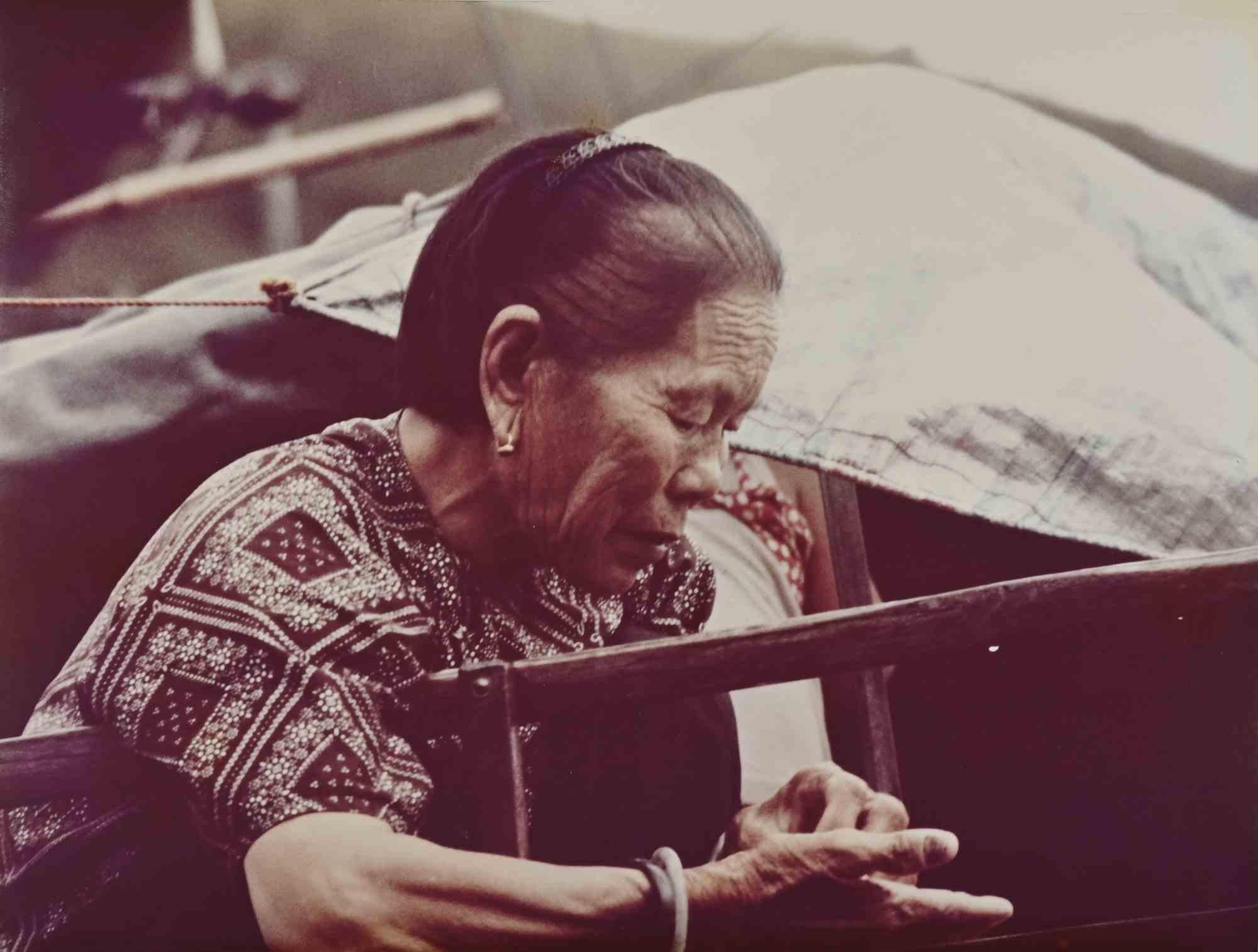 Figurative Photograph de Unknown - Reportaje desde Vietnam - La mujer - Foto de época - Años 70