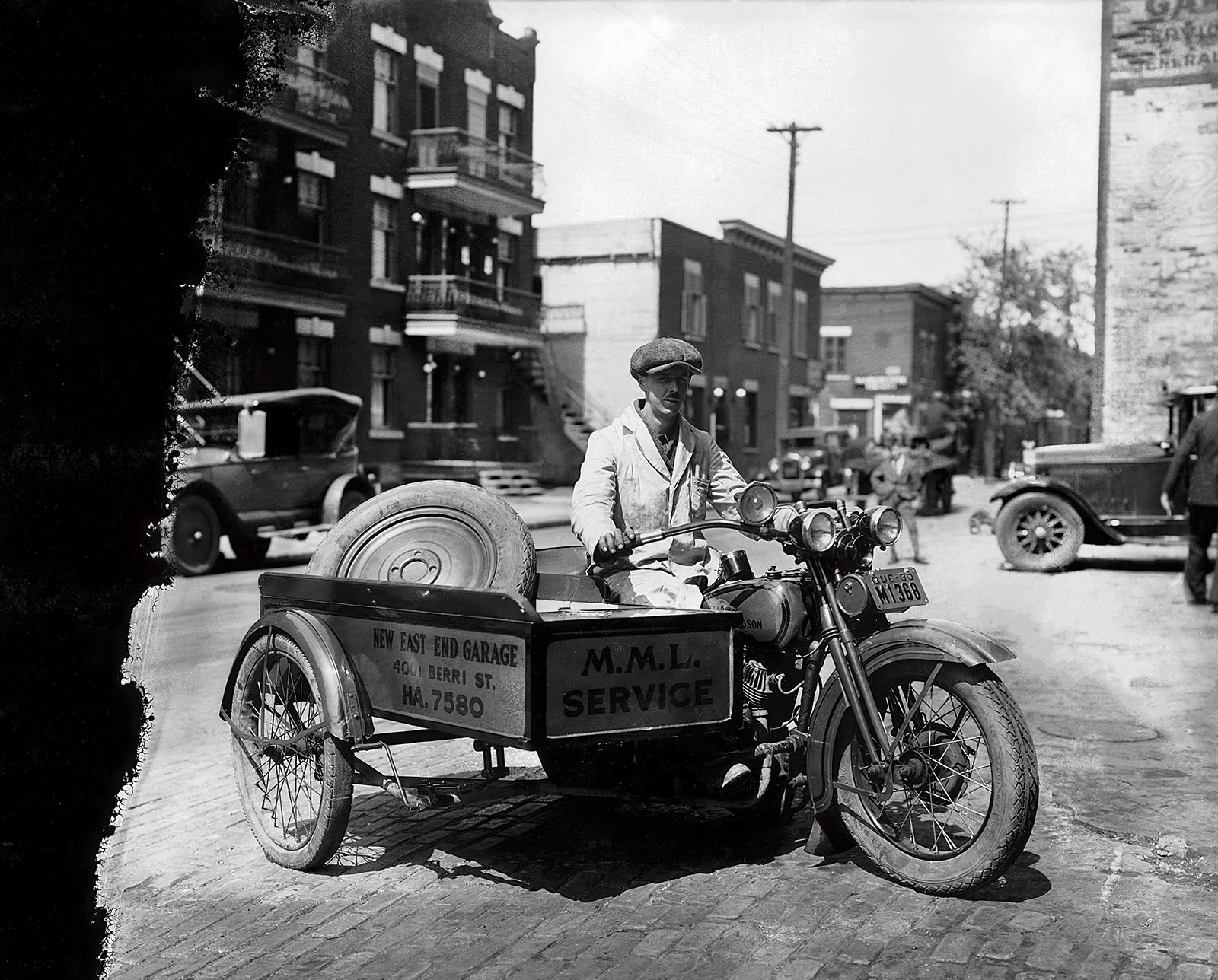 Tirage pigmentaire d'archives sur papier Hahnemühle Photo Rag® Baryta 315 g/m², une photographie d'une scène de rue mettant en vedette un homme sur un Side-car, à Montréal vers 1930, intitulée ' Rescued ' . Garage New East End, Montréal, 
Non