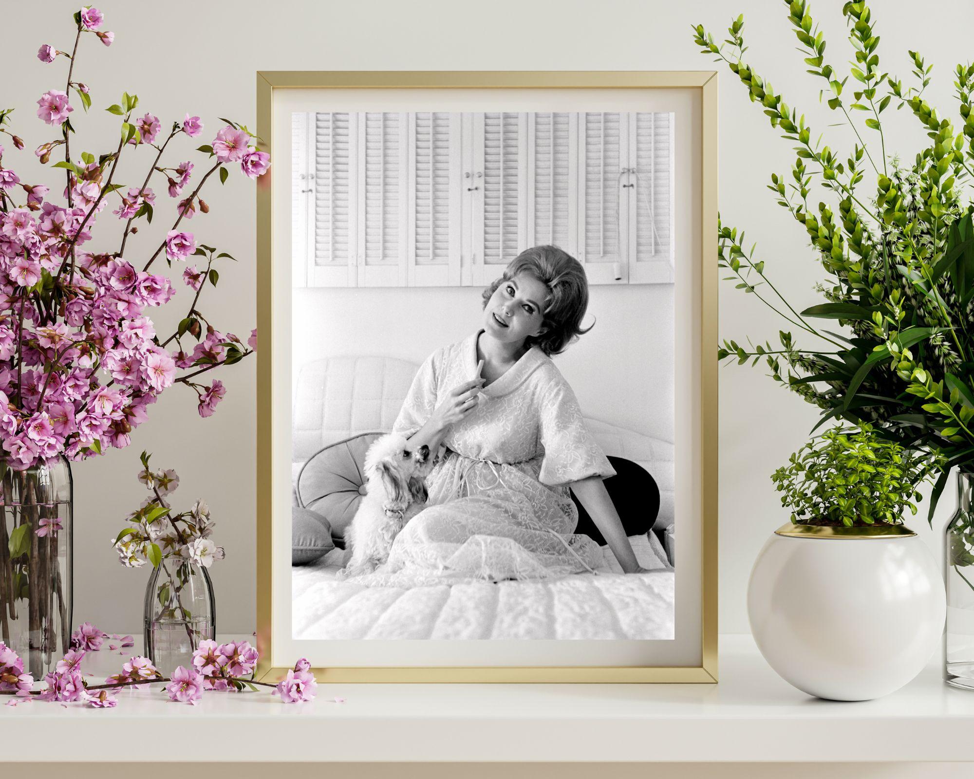 Rhonda Fleming Posing mit Hund – Photograph von Unknown