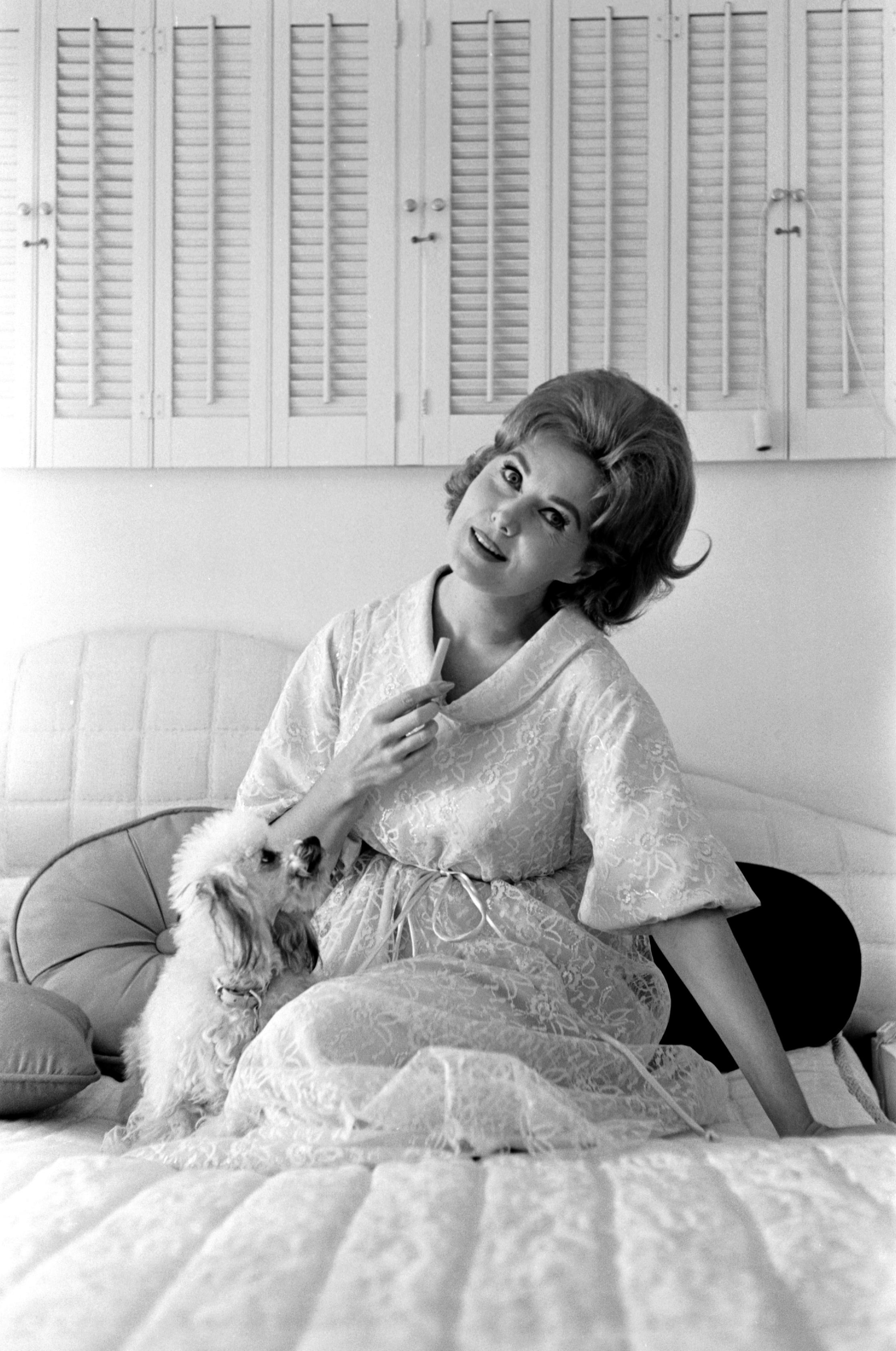 Unknown Portrait Photograph – Rhonda Fleming Posing mit Hund