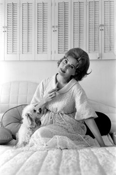 Rhonda Fleming posando con su perro