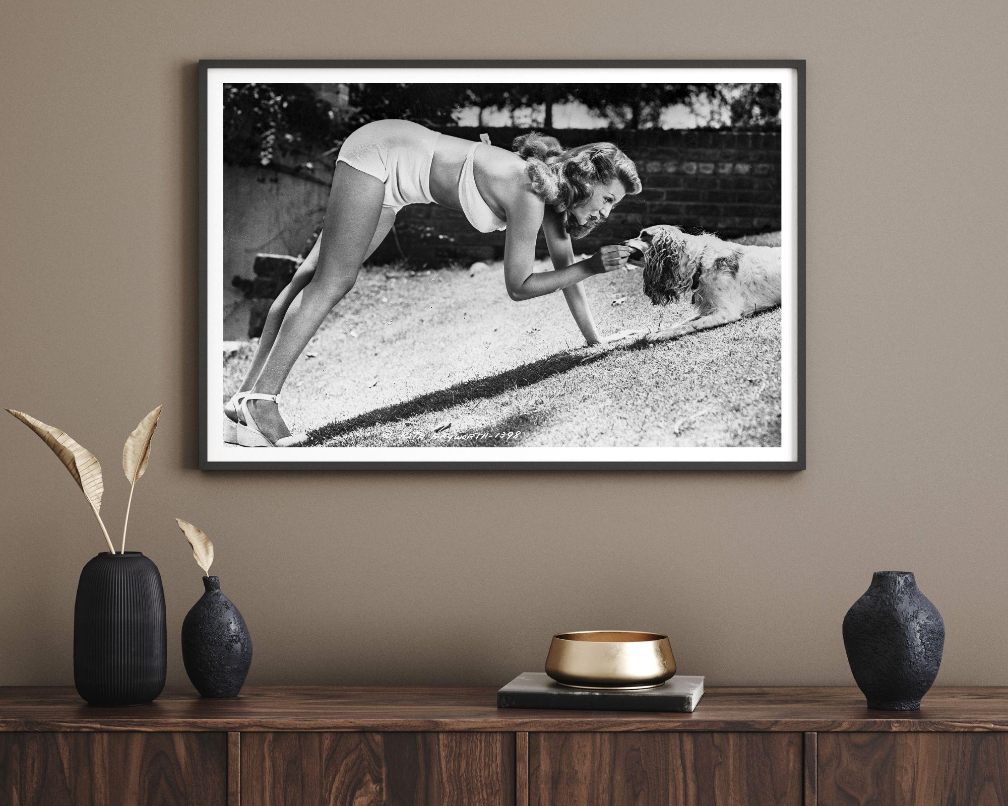 Rita Hayworth che dà da mangiare a un cane - Photograph di Unknown