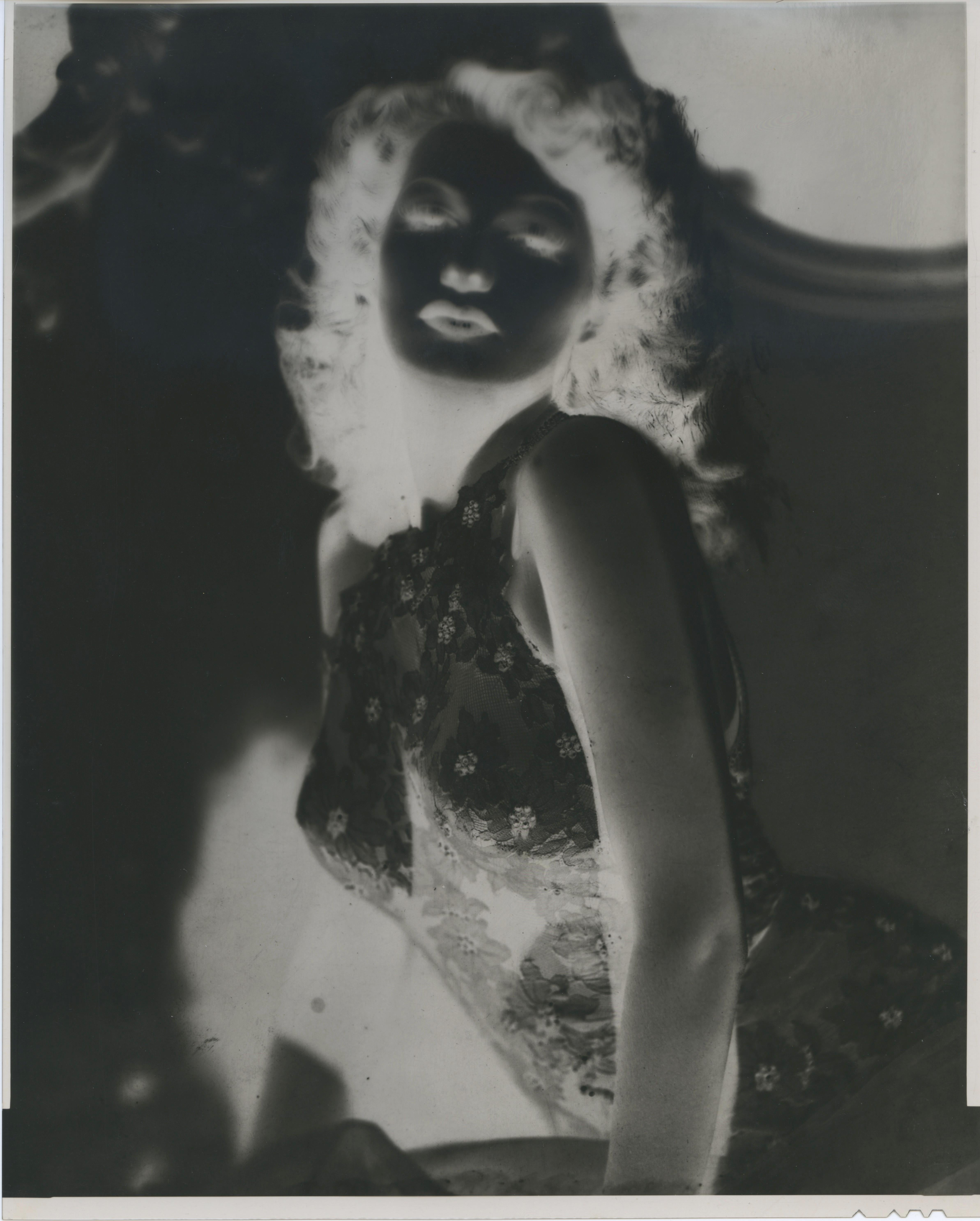 Rita Hayworth - Fotografía y negativo antiguo de gran formato - Photograph Contemporáneo de Unknown