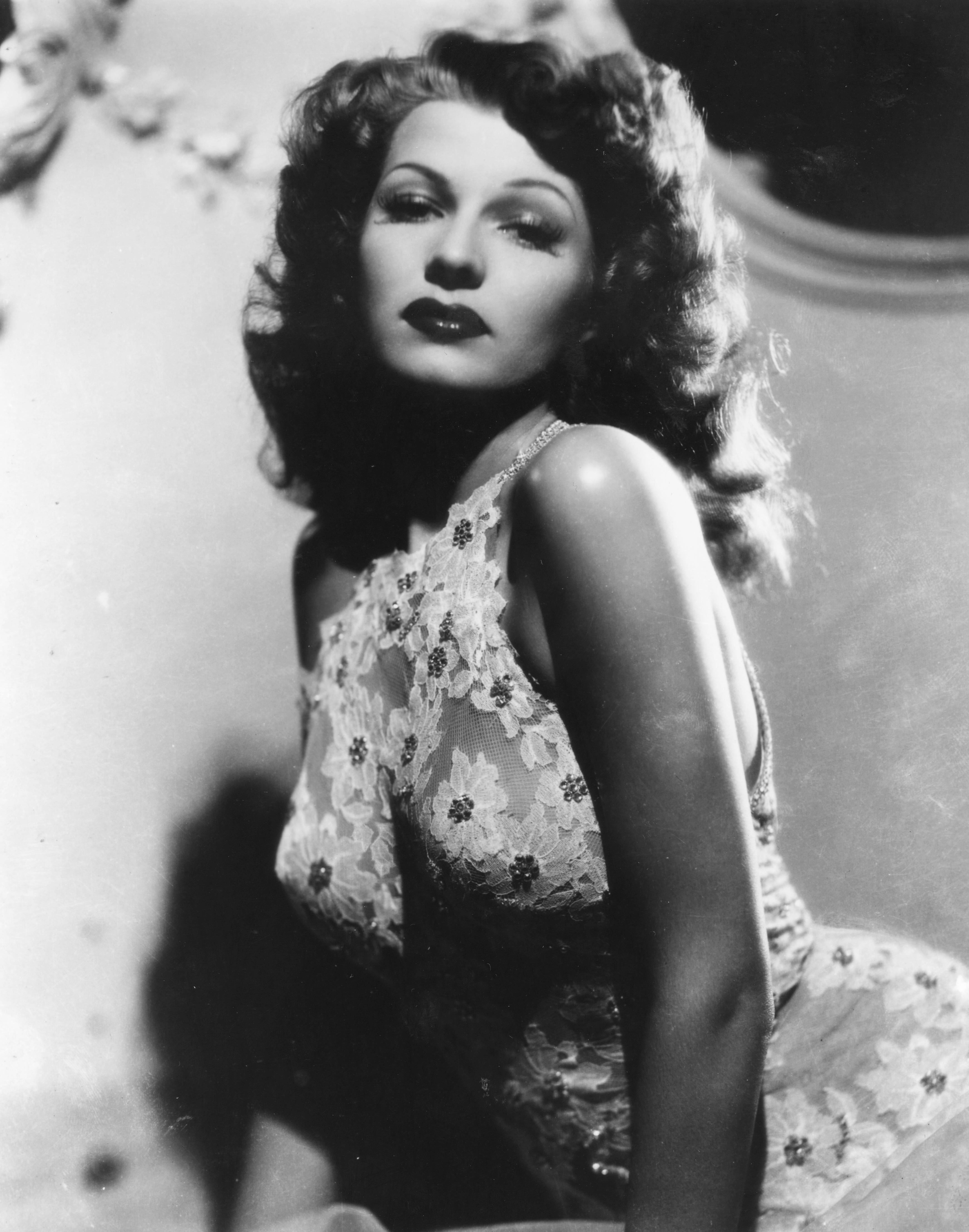 Rita Hayworth - Fotografía y negativo antiguo de gran formato - Black and White Photograph Gris de Unknown