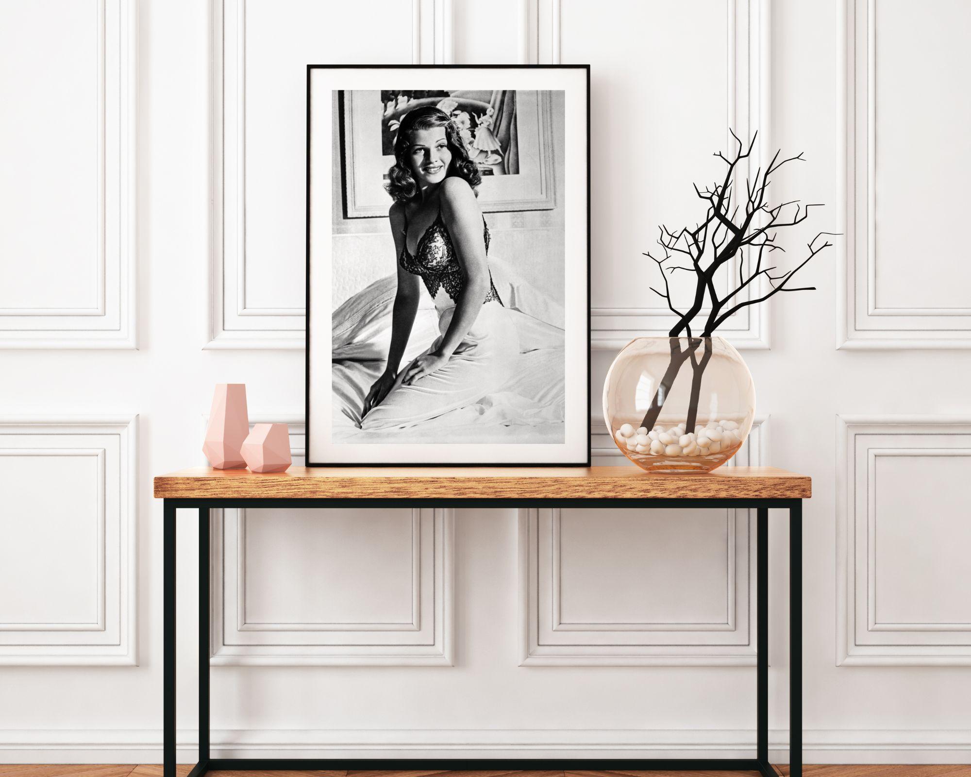 Rita Hayworth auf Bett gepolstert – Photograph von Unknown