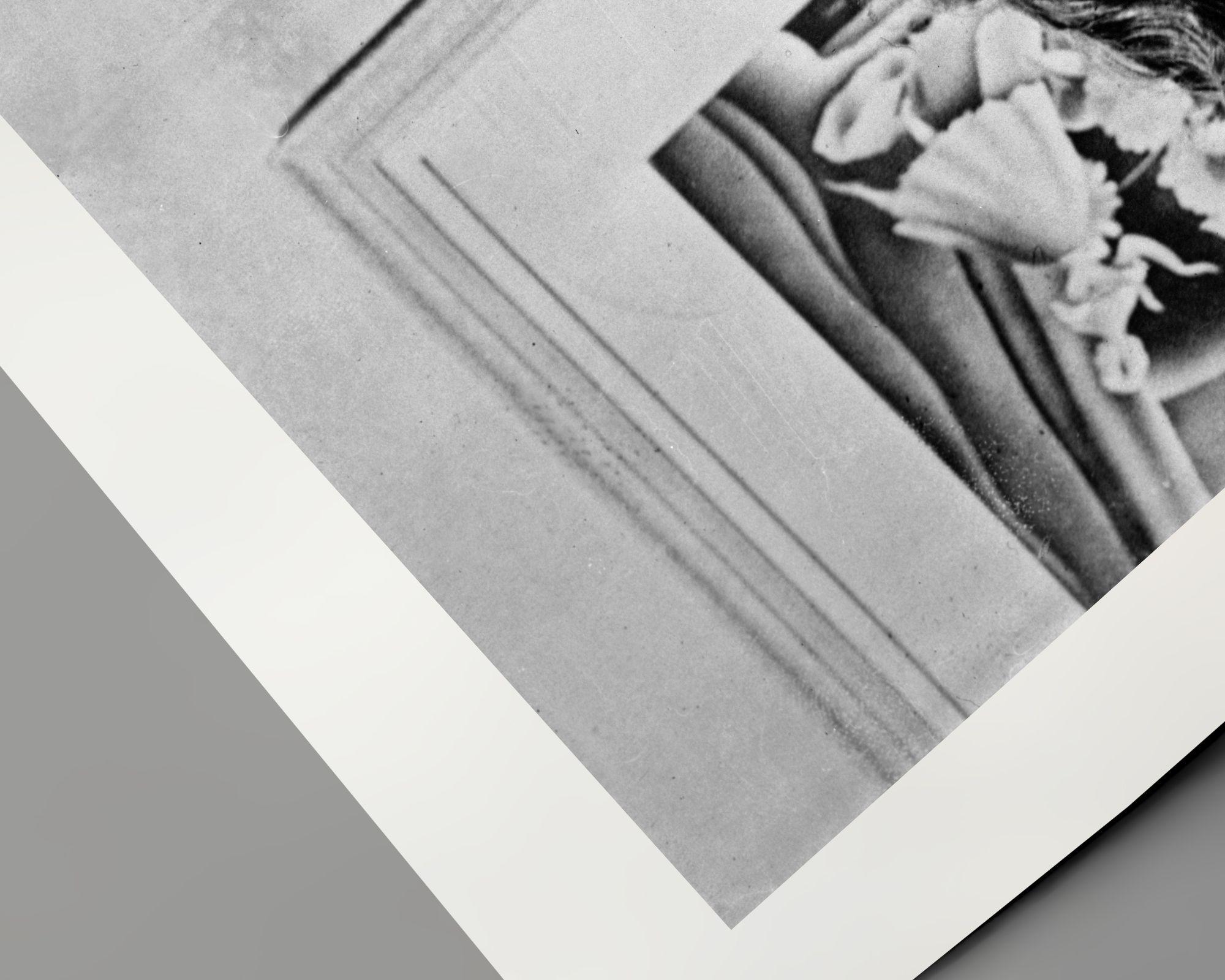 Rita Hayworth auf Bett gepolstert (Zeitgenössisch), Photograph, von Unknown