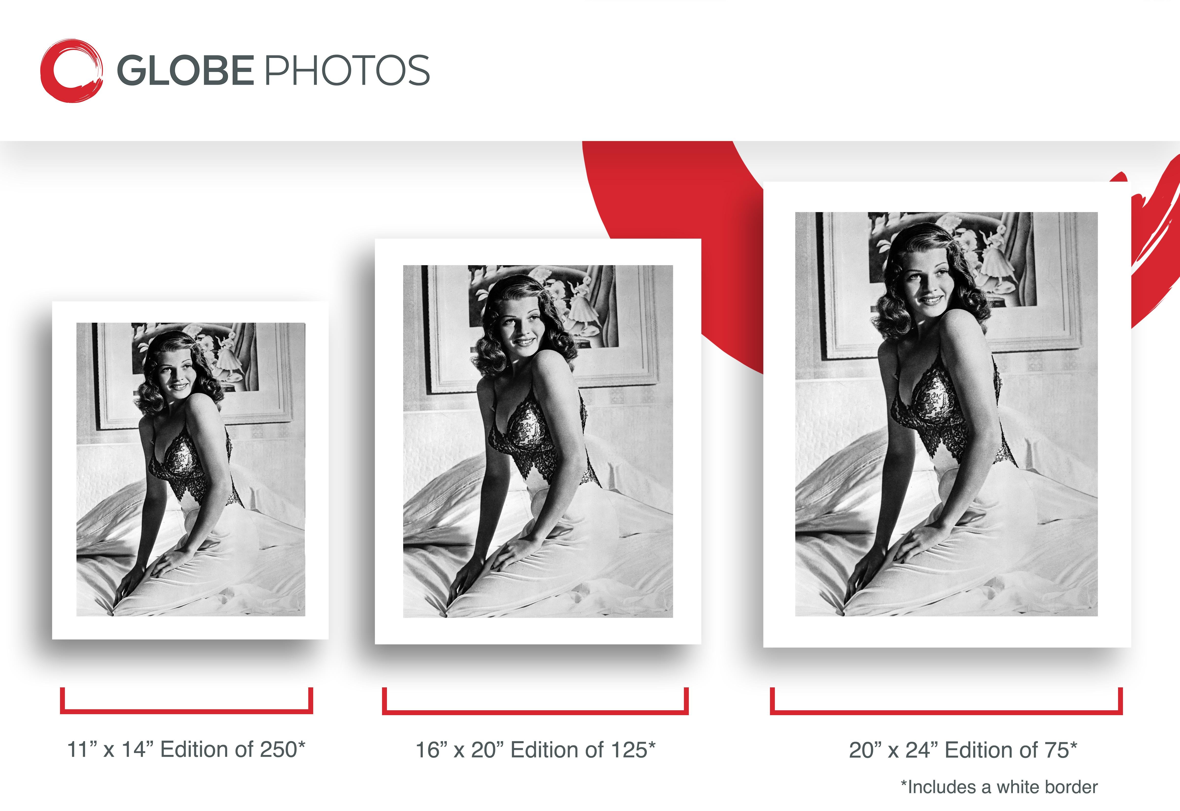 Rita Hayworth auf Bett gepolstert im Angebot 1