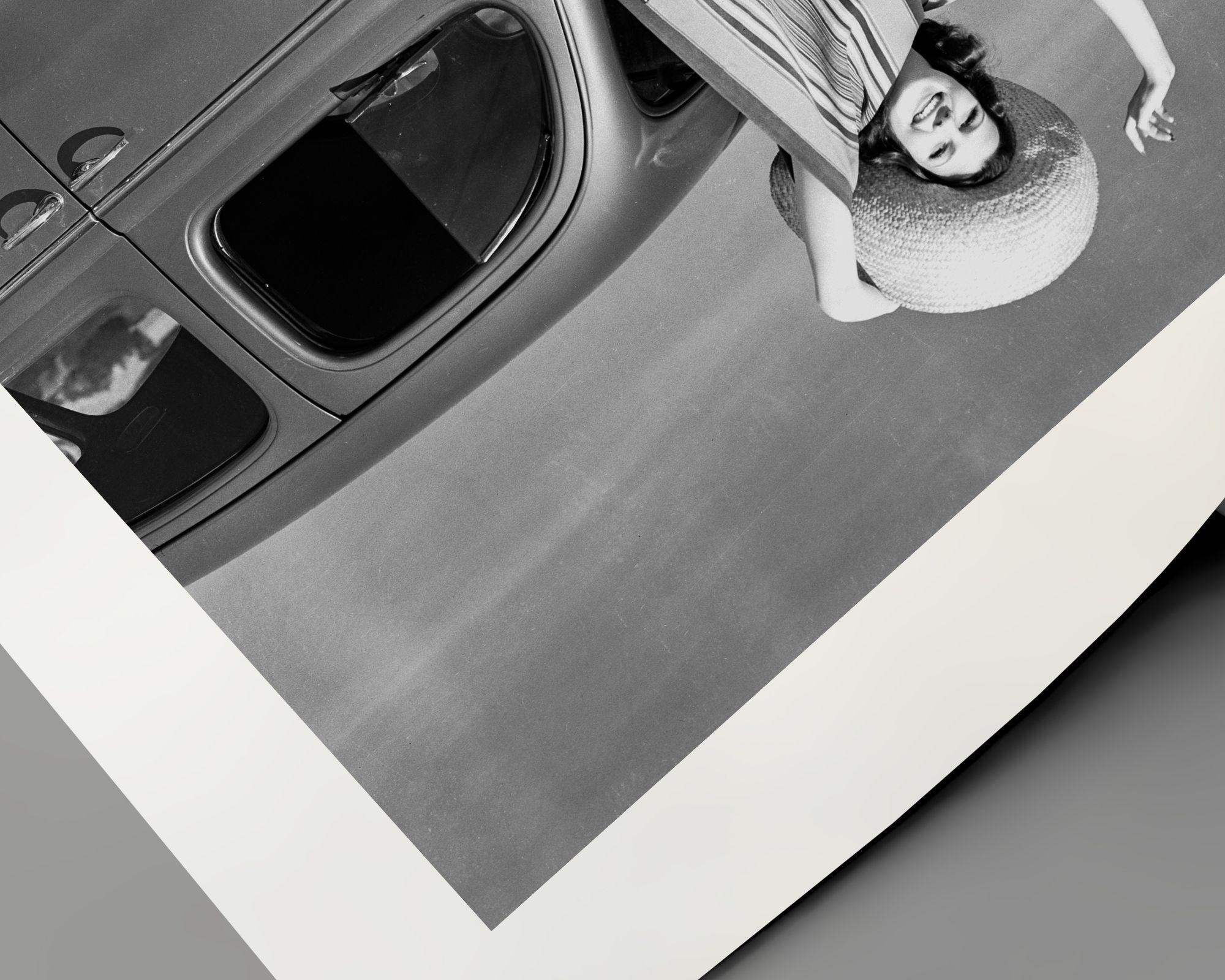 Rita Hayworth posiert auf Auto (Zeitgenössisch), Photograph, von Unknown