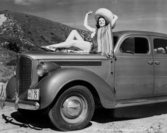 Rita Hayworth a posé sur une voiture