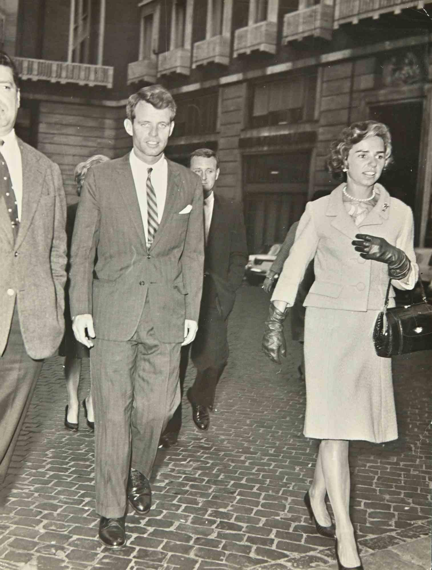 Figurative Photograph de Unknown - Robert The Kennedy y su esposa  -Fotografía de época - Años 60