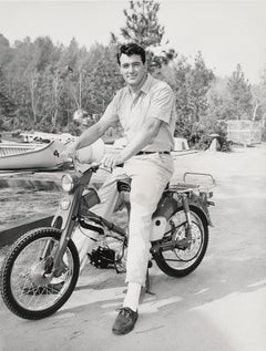 Rock Hudson Reiter mit Motorrad, Kunstdruck