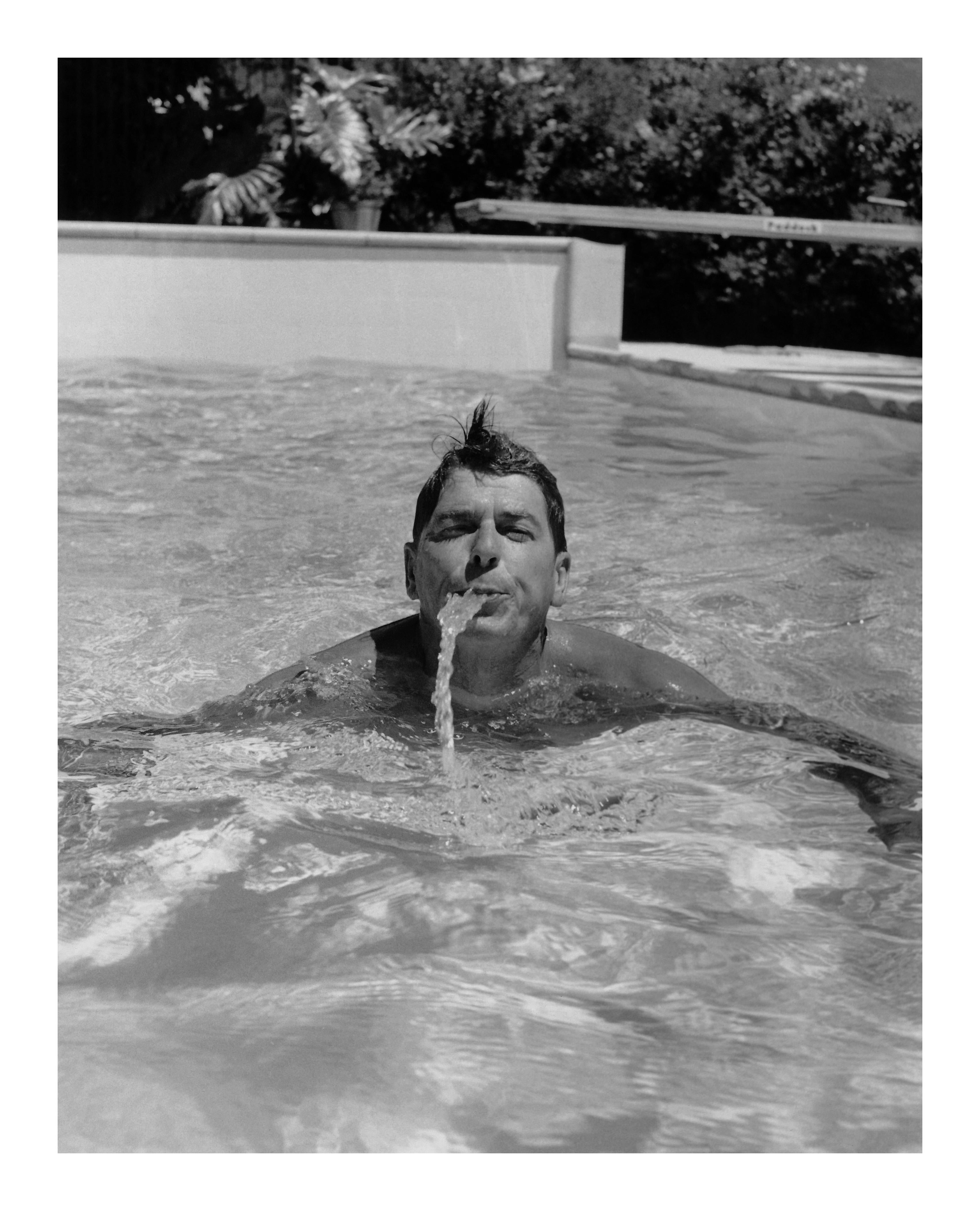 Ronald Reagan Schwimmen – Photograph von Unknown
