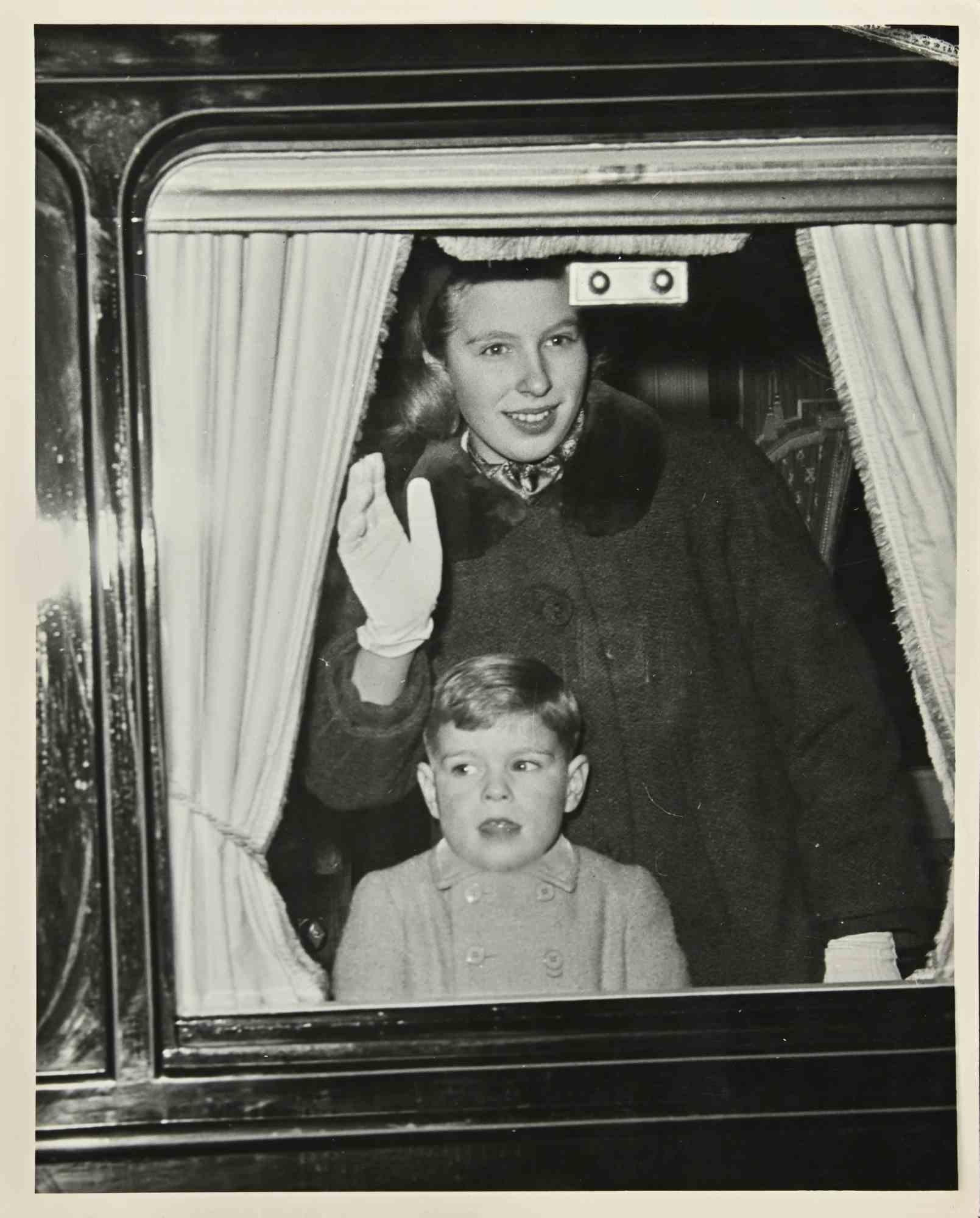 Unknown Figurative Photograph – Royal Family Goes to Sandringham – Fotografie – 1960er Jahre