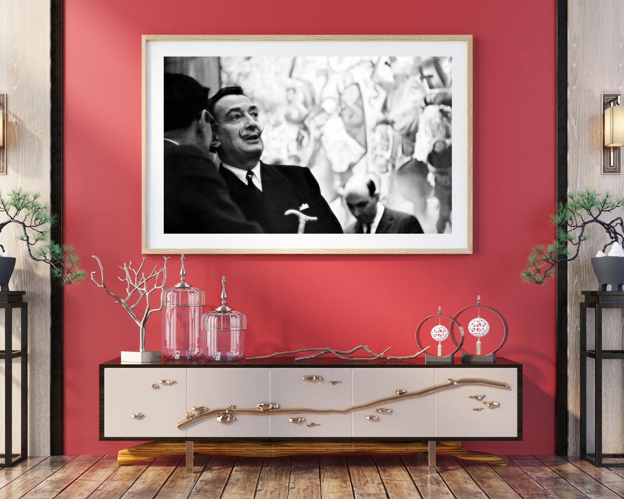 Salvador Dali avec canne - Photograph de Unknown
