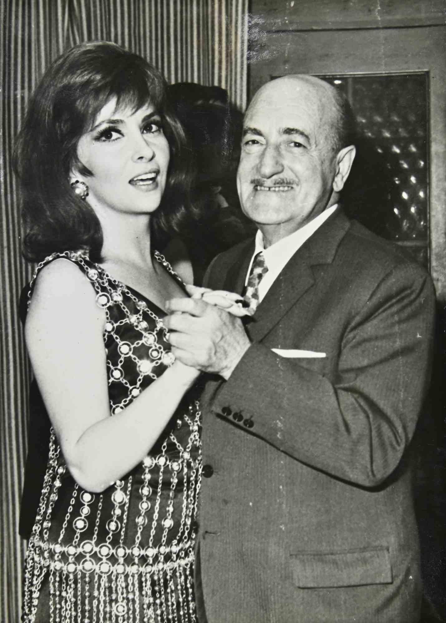 Figurative Photograph Unknown - Salvatore Quasimodo avec Gina Lollobrigida - Photographie vintage, années 1960