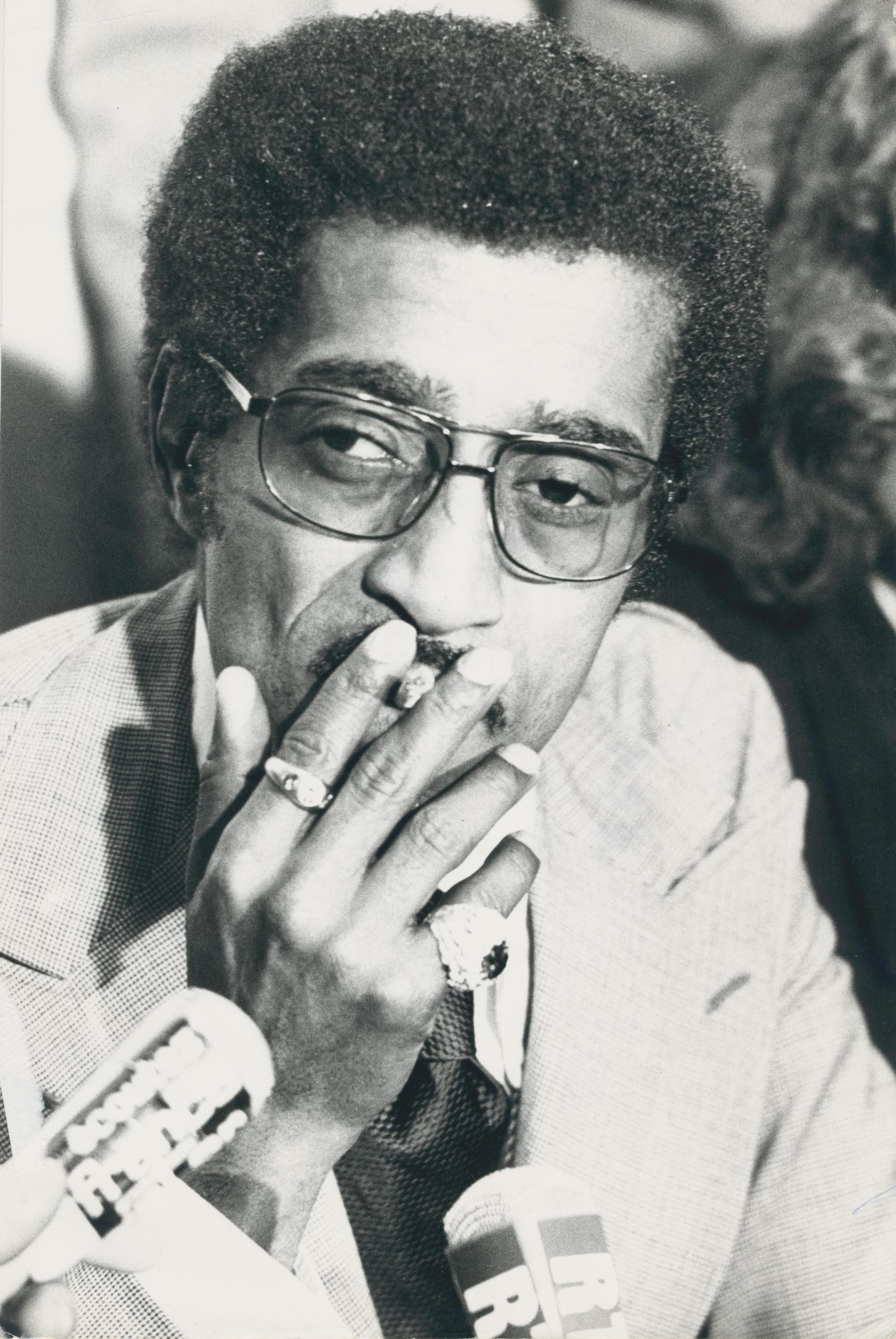 Black and White Photograph di Unknown - Sammy Davis Jr., fumando, data sconosciuta