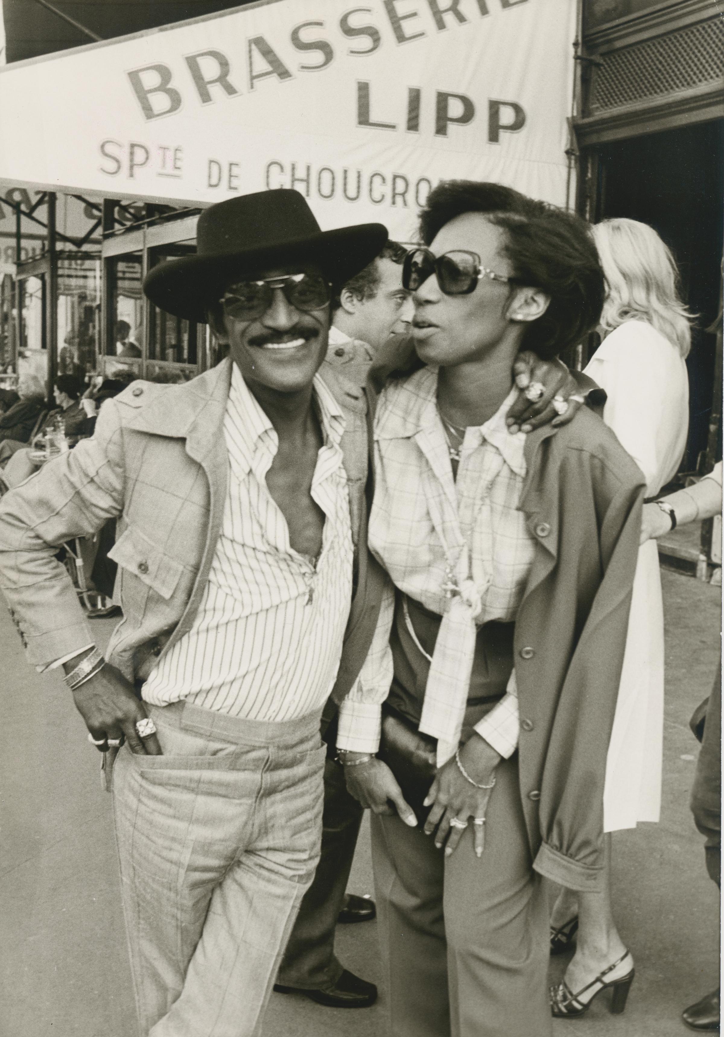 Black and White Photograph di Unknown - Sammy Davis Jr. con la moglie