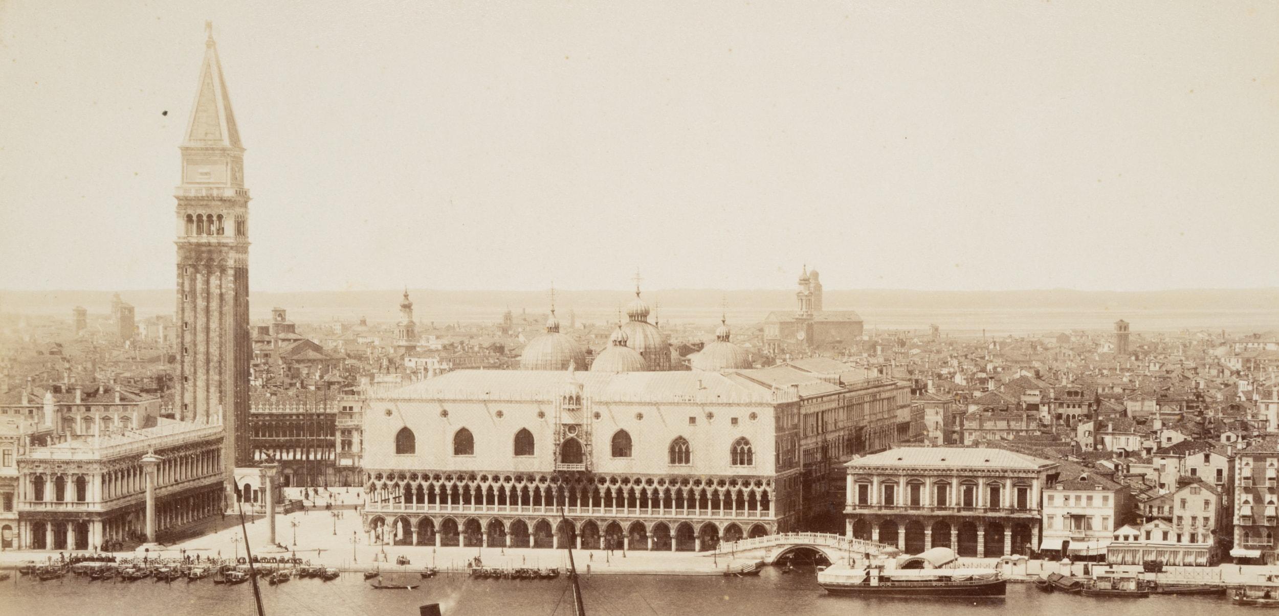 Doge's Palace in San Marco mit Doge's – Photograph von Carlo Naya
