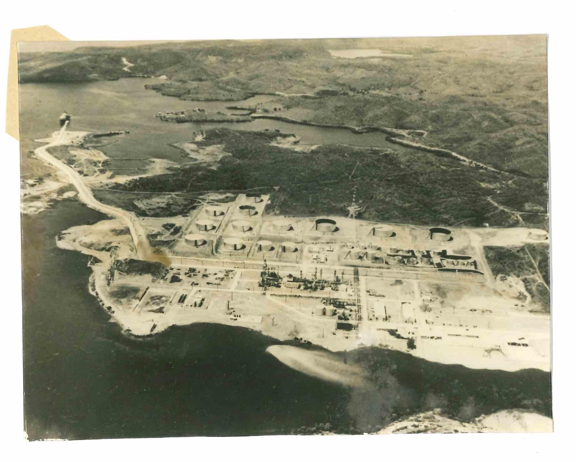 Figurative Photograph de Unknown - Santiago (Cuba), Requisición de refinerías de petróleo - Años 60