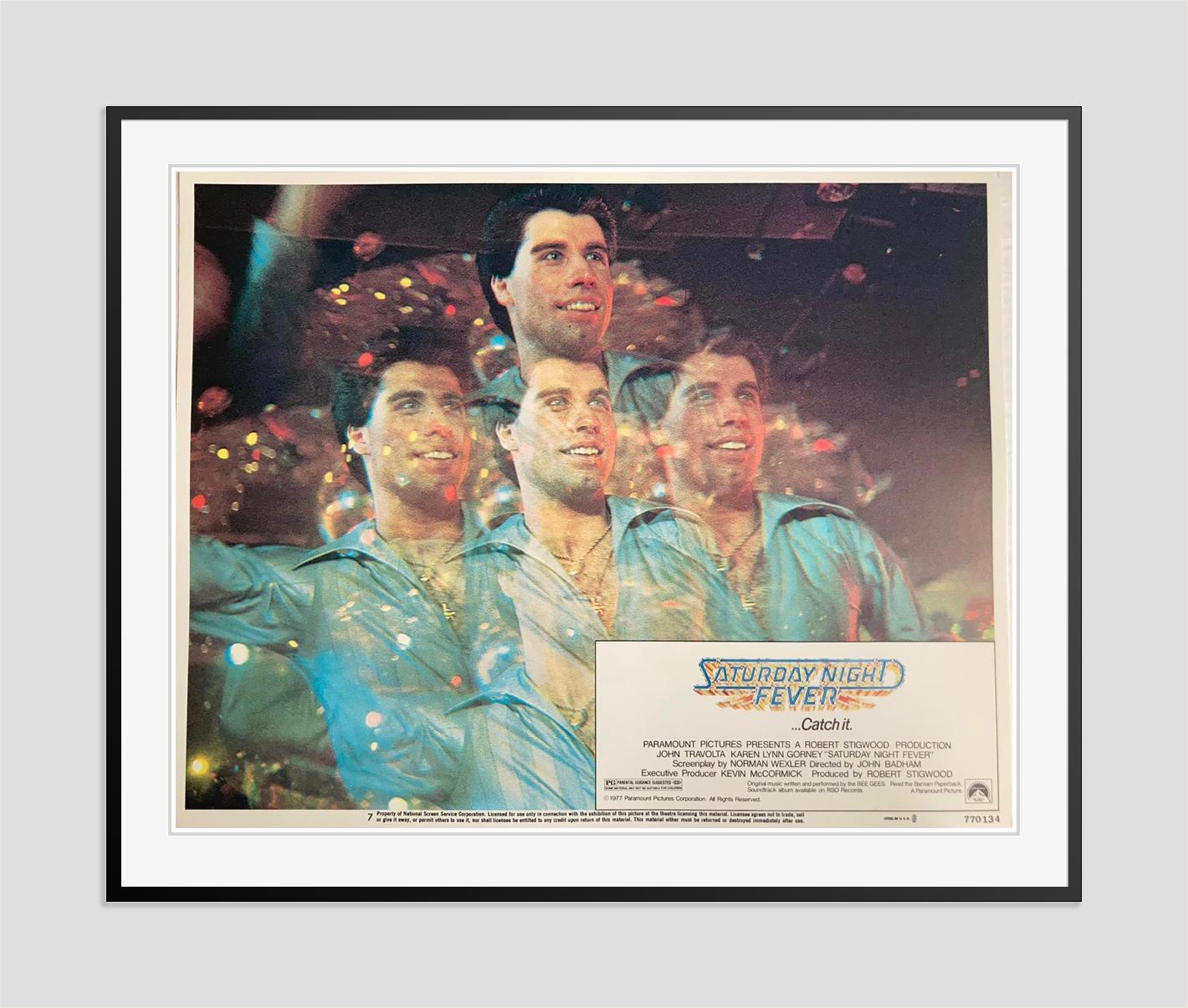 Carte de visite originale du film et du cinéma « Saturday Night Fever », 1977 - Moderne Print par Unknown