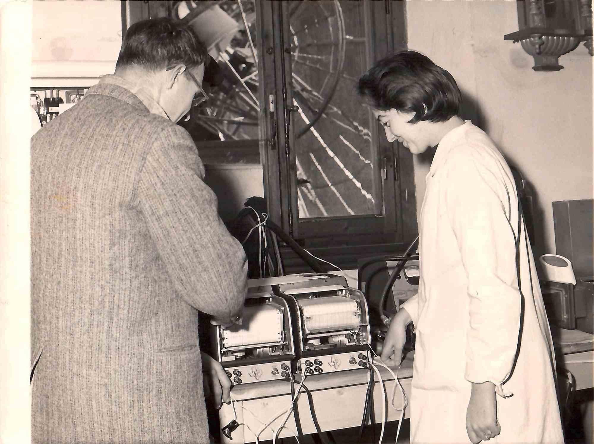 Instruments scientifiques - Photo vintage en noir et blanc - Milieu du XXe siècle