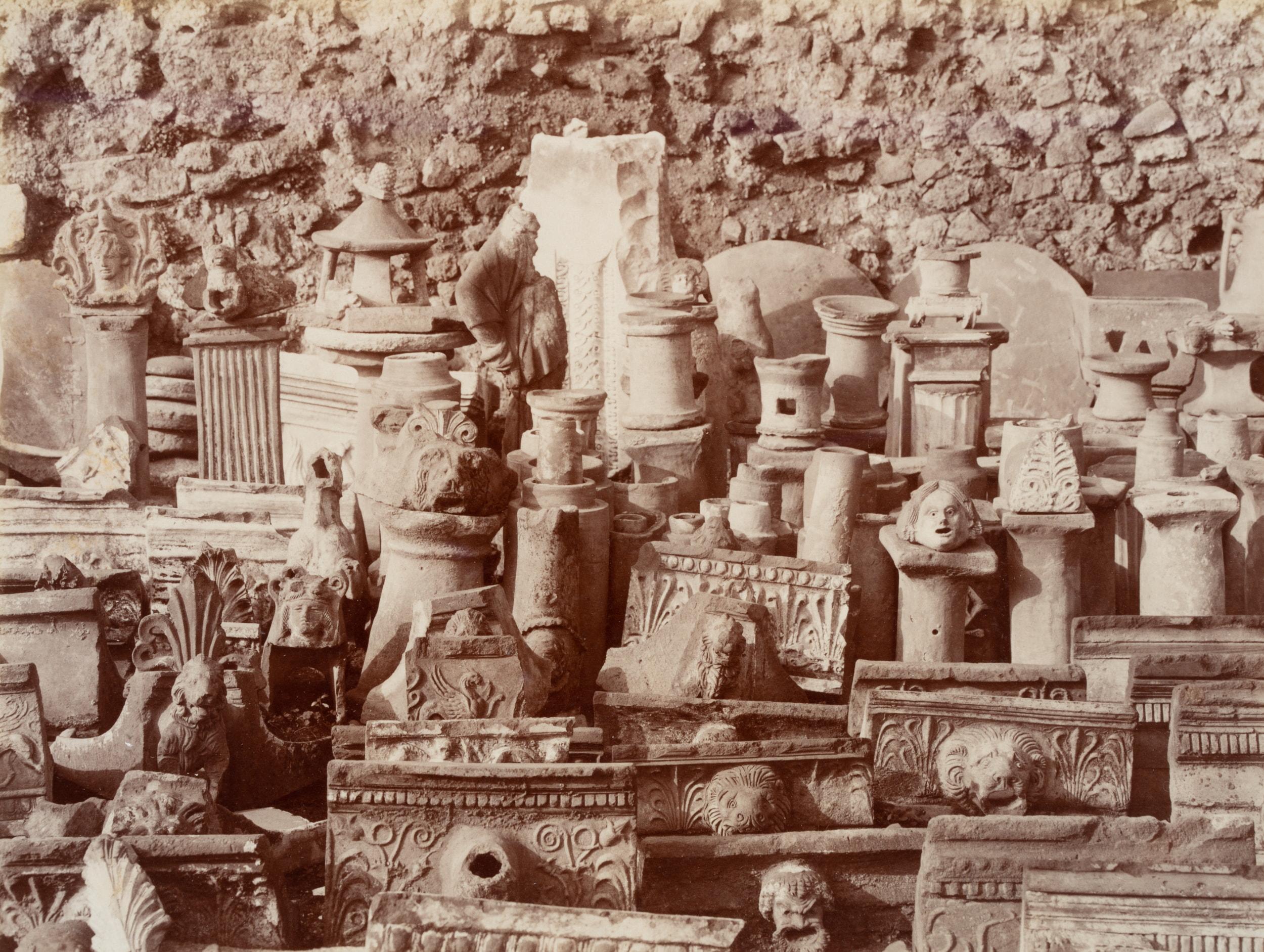 Landscape Photograph Fratelli Alinari - Fragments de sculpture, Pompeii