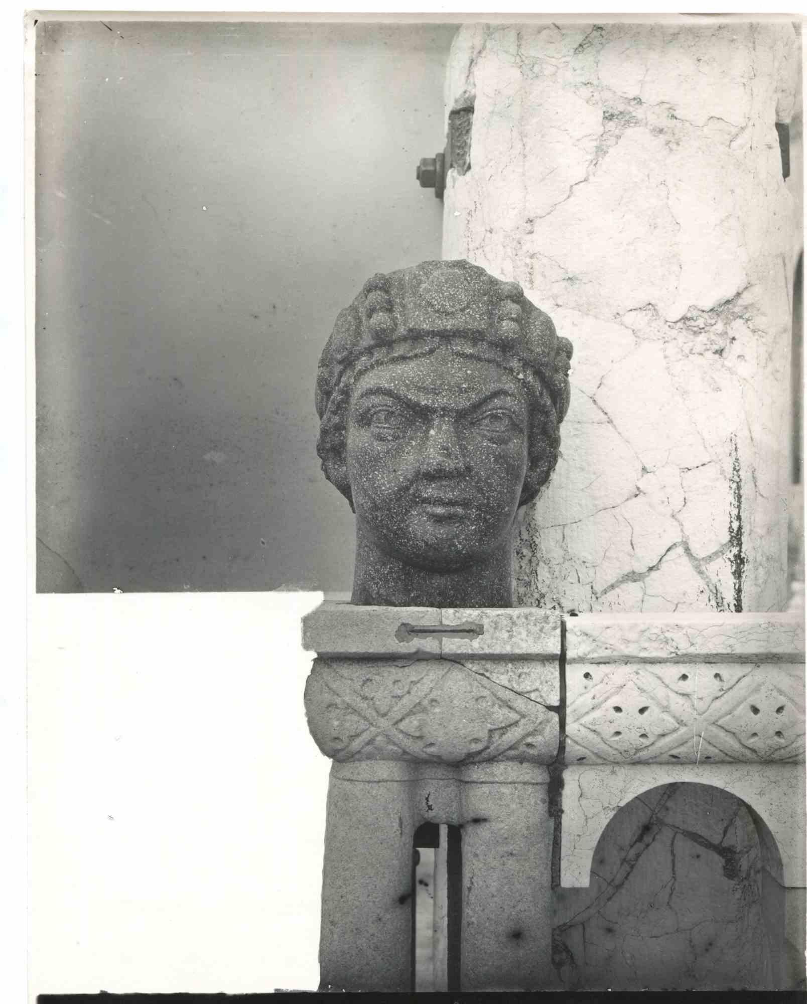 Black and White Photograph di Unknown - Scultura - Foto d'epoca in bianco e nero - Primi anni del Novecento