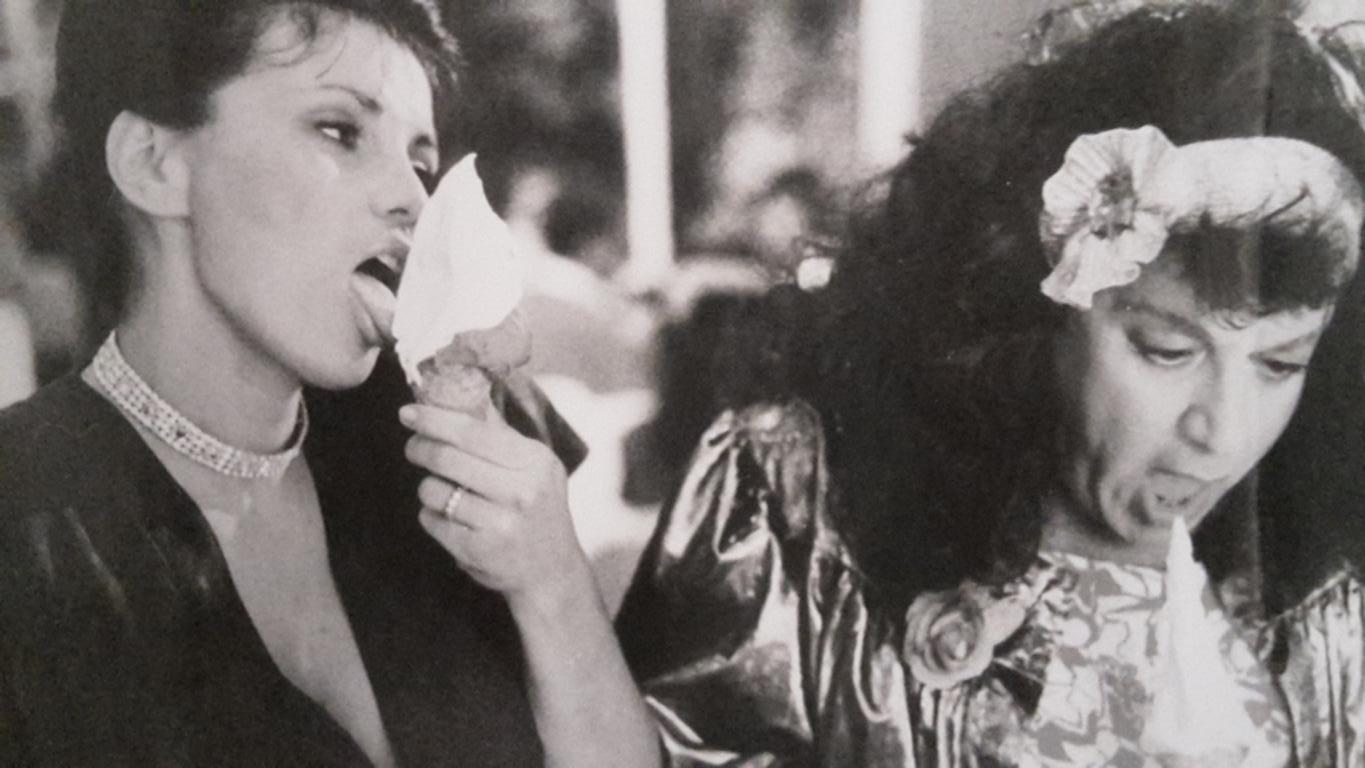 Figurative Photograph Unknown - Serena Grandi et Paolo Villaggio - Photographie vintage, années 1980