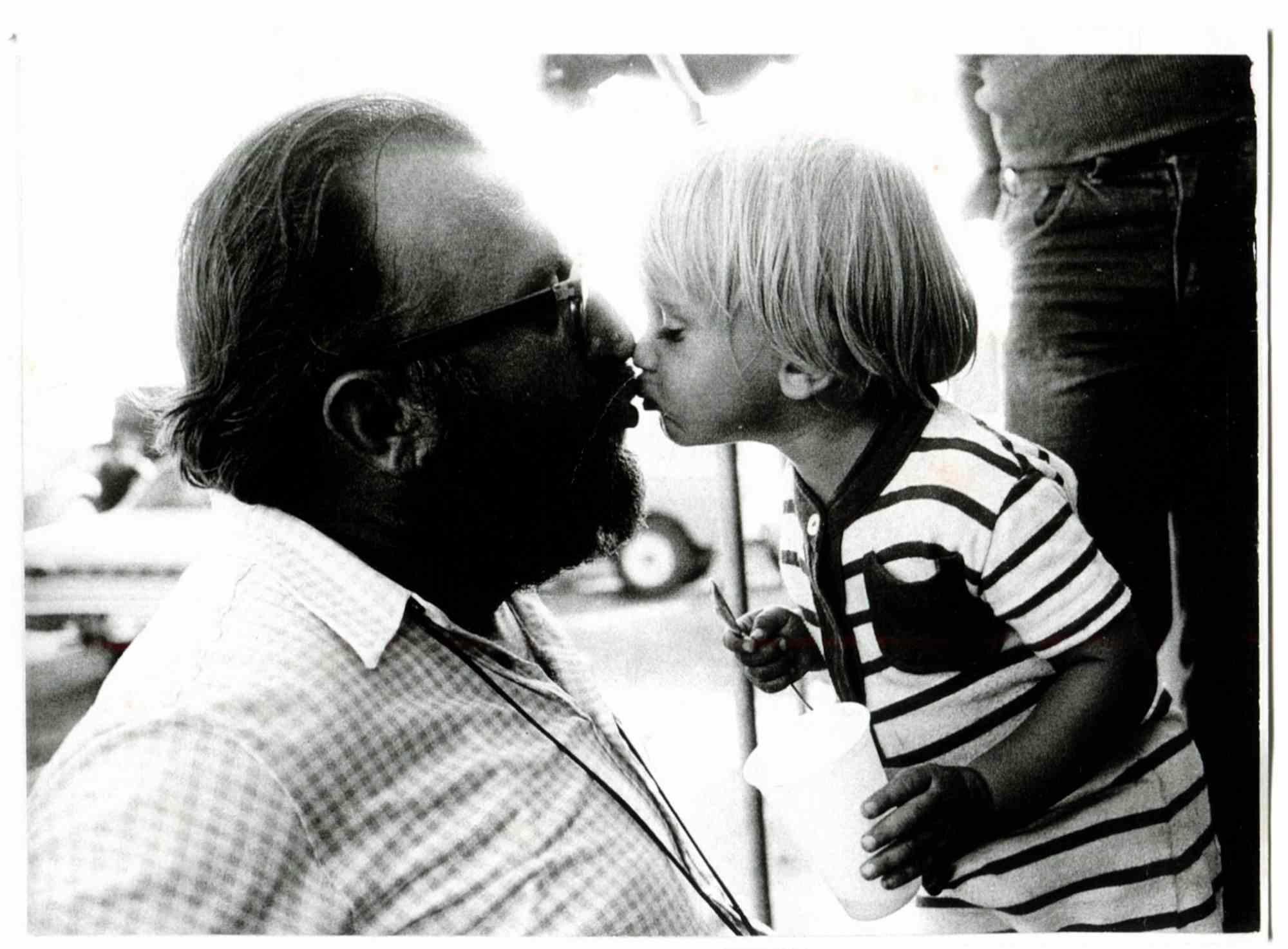 Unknown Portrait Photograph – Sergio Leone küsst seine Tochter - Foto - 1960er Jahre