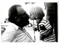 Sergio Leone embrassant sa fille - Photo - années 1960