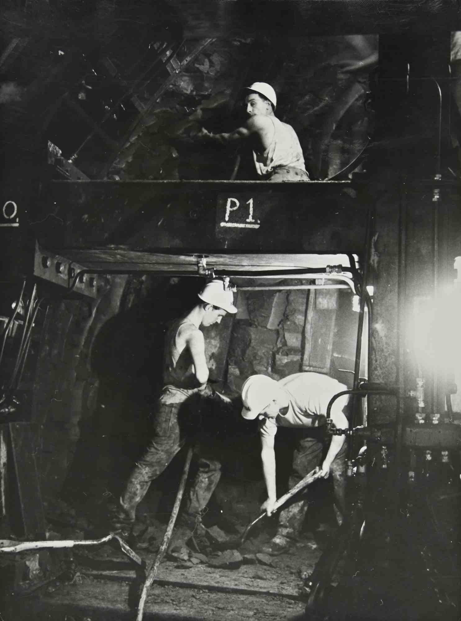 Figurative Photograph di Unknown - Settanta piedi sotto il circo - Foto d'epoca - 1964