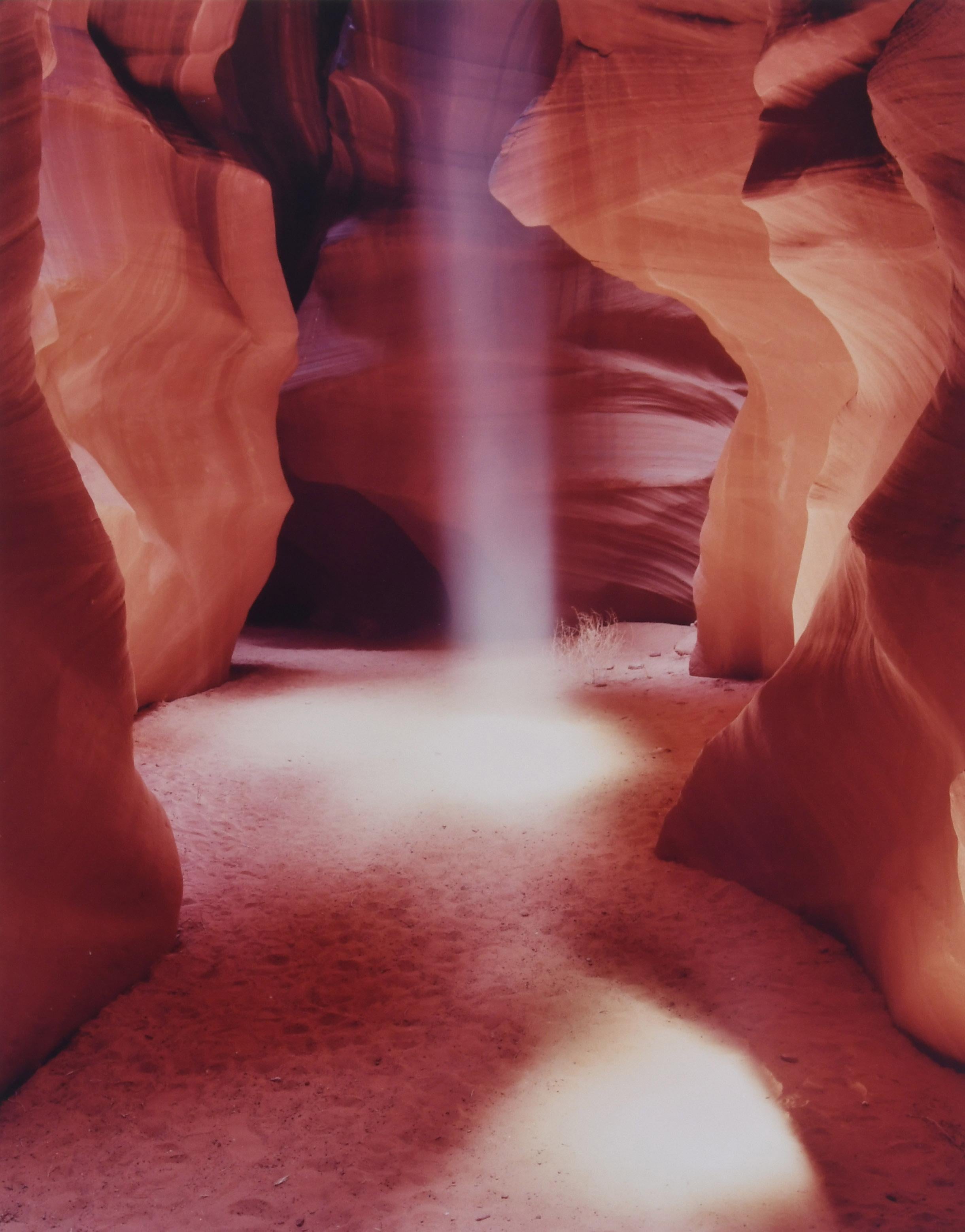 Landscape Photograph Unknown - Axe de lumière dans l'Upper Antelope Canyon, près de Page, Arizona, nation Navajo
