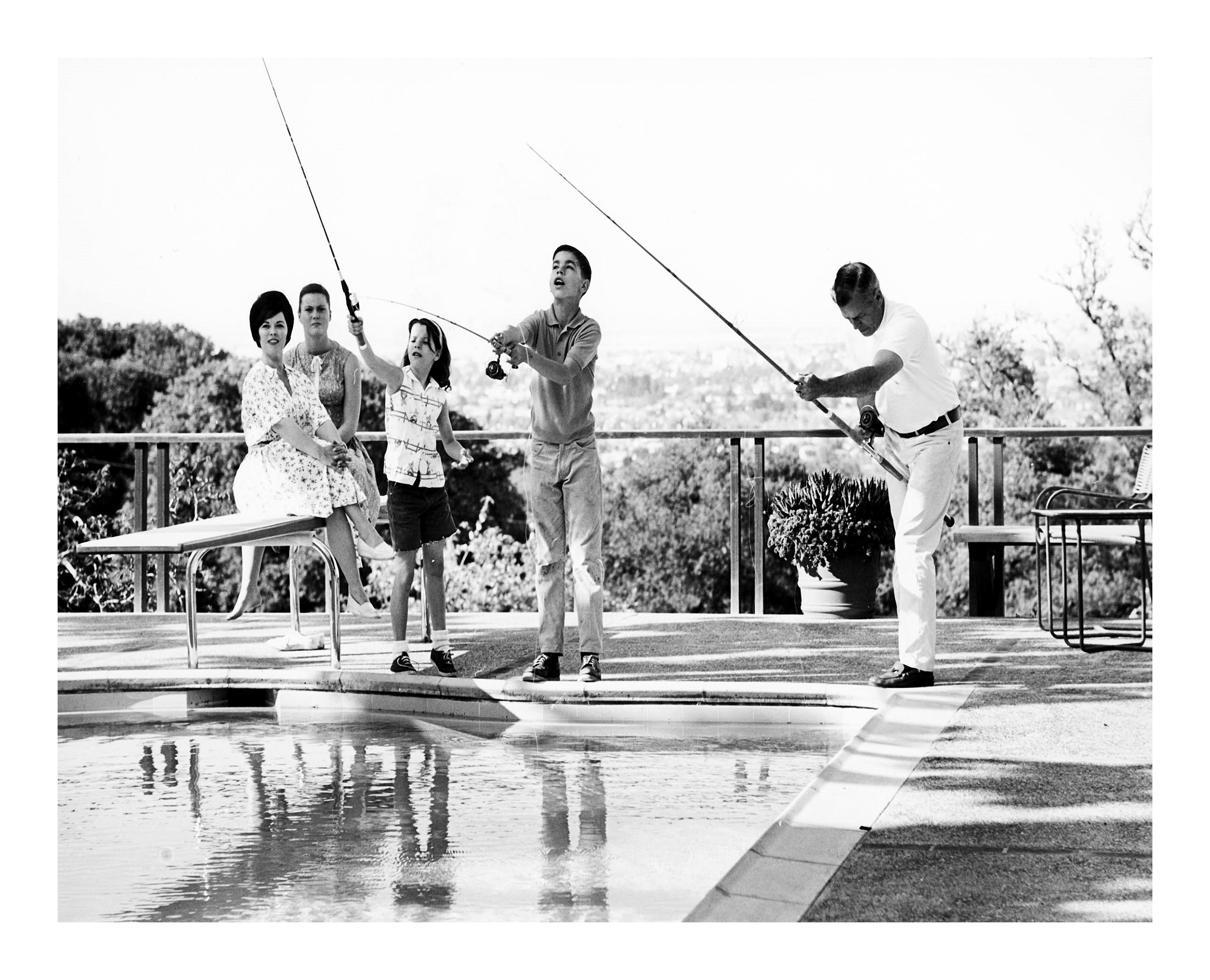 Shirley Temple à la pêche en famille - Contemporain Photograph par Unknown