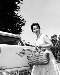 Shirley Temple, der einen Picnic-Korb hält