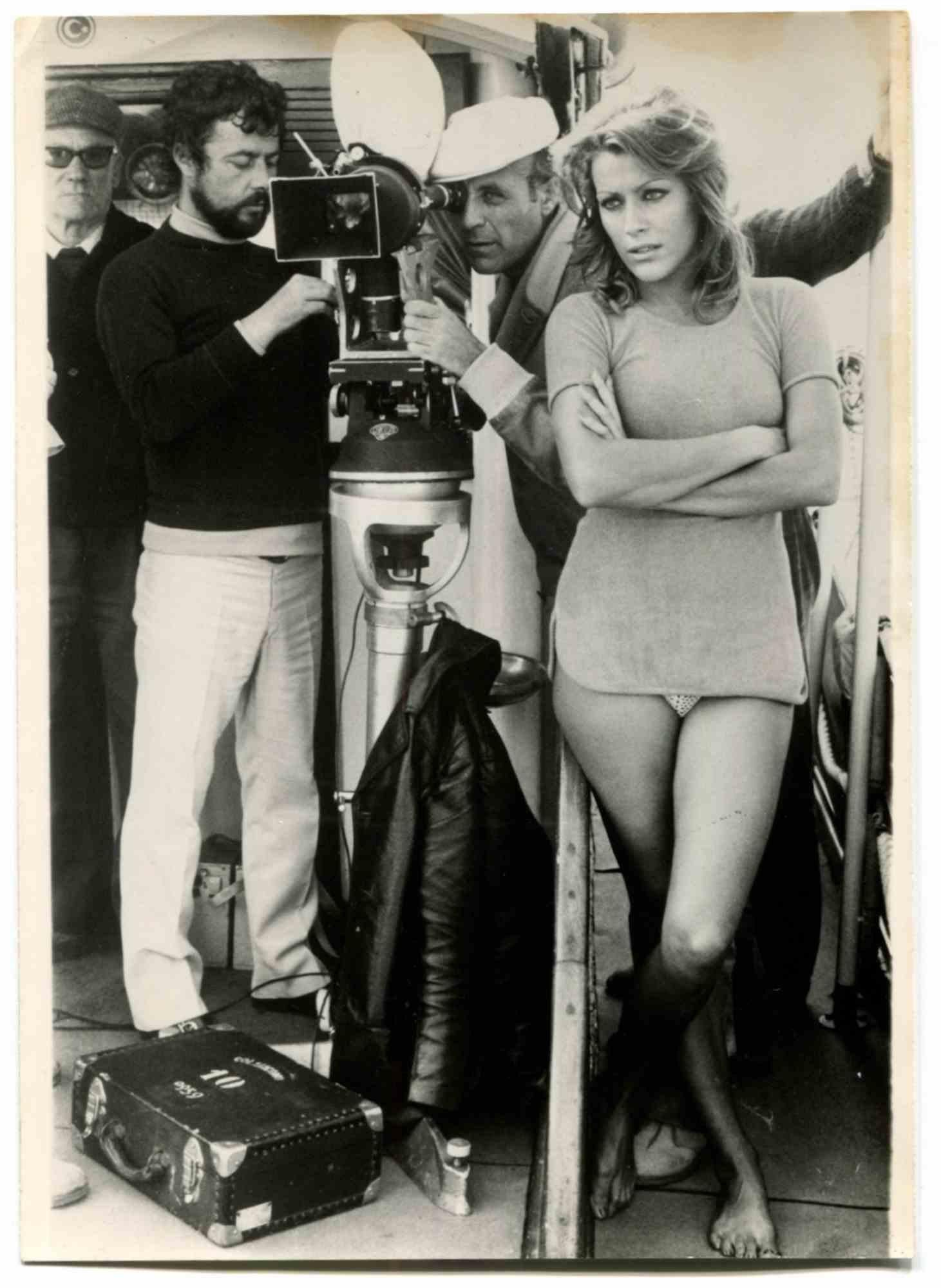 Unknown Portrait Photograph – Silvia Monti bei den Dreharbeiten zum Film Oppio - 1972