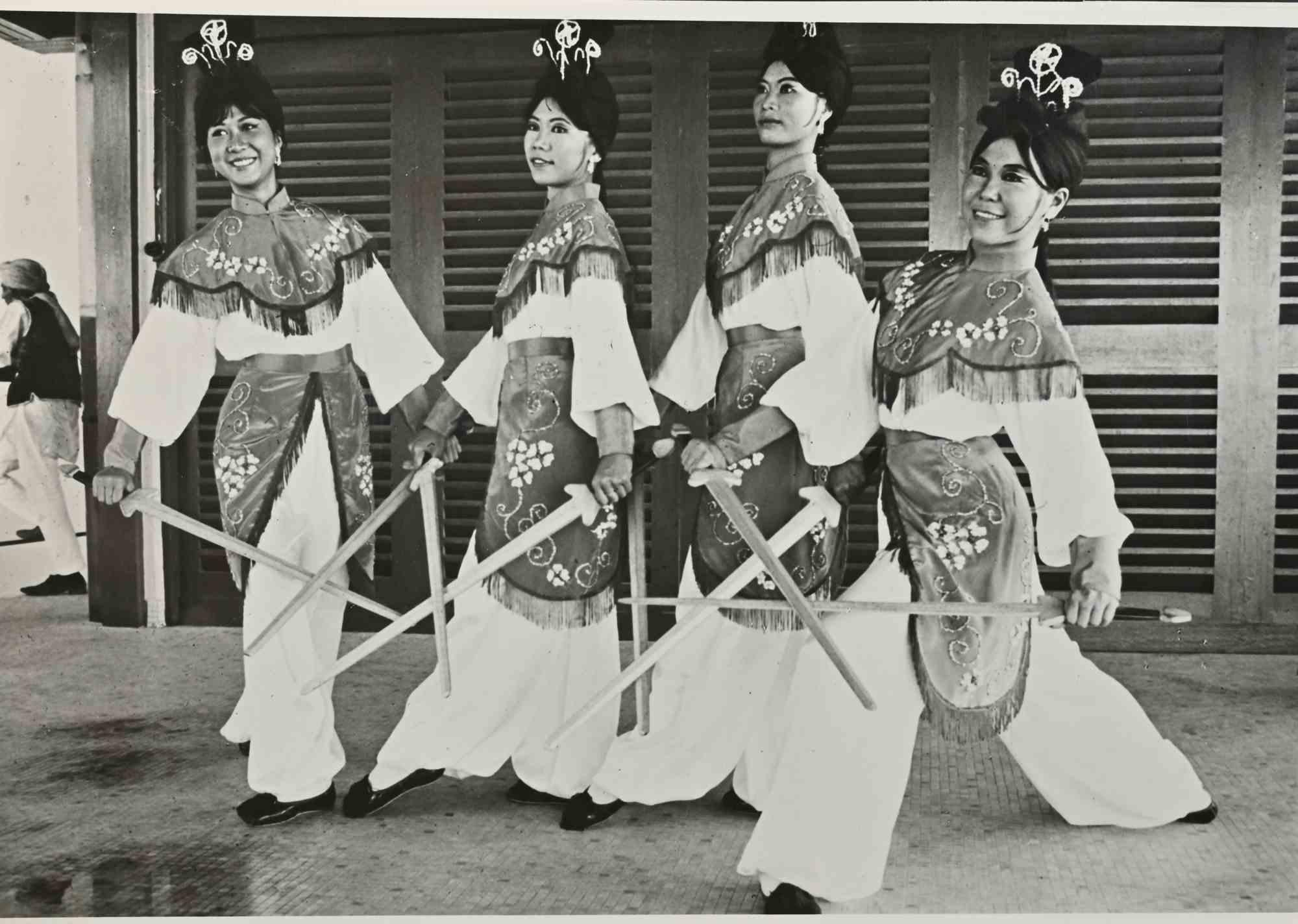 Figurative Photograph Unknown - Singapour - Danse du sabre - Photographie ancienne - Milieu du 20e siècle