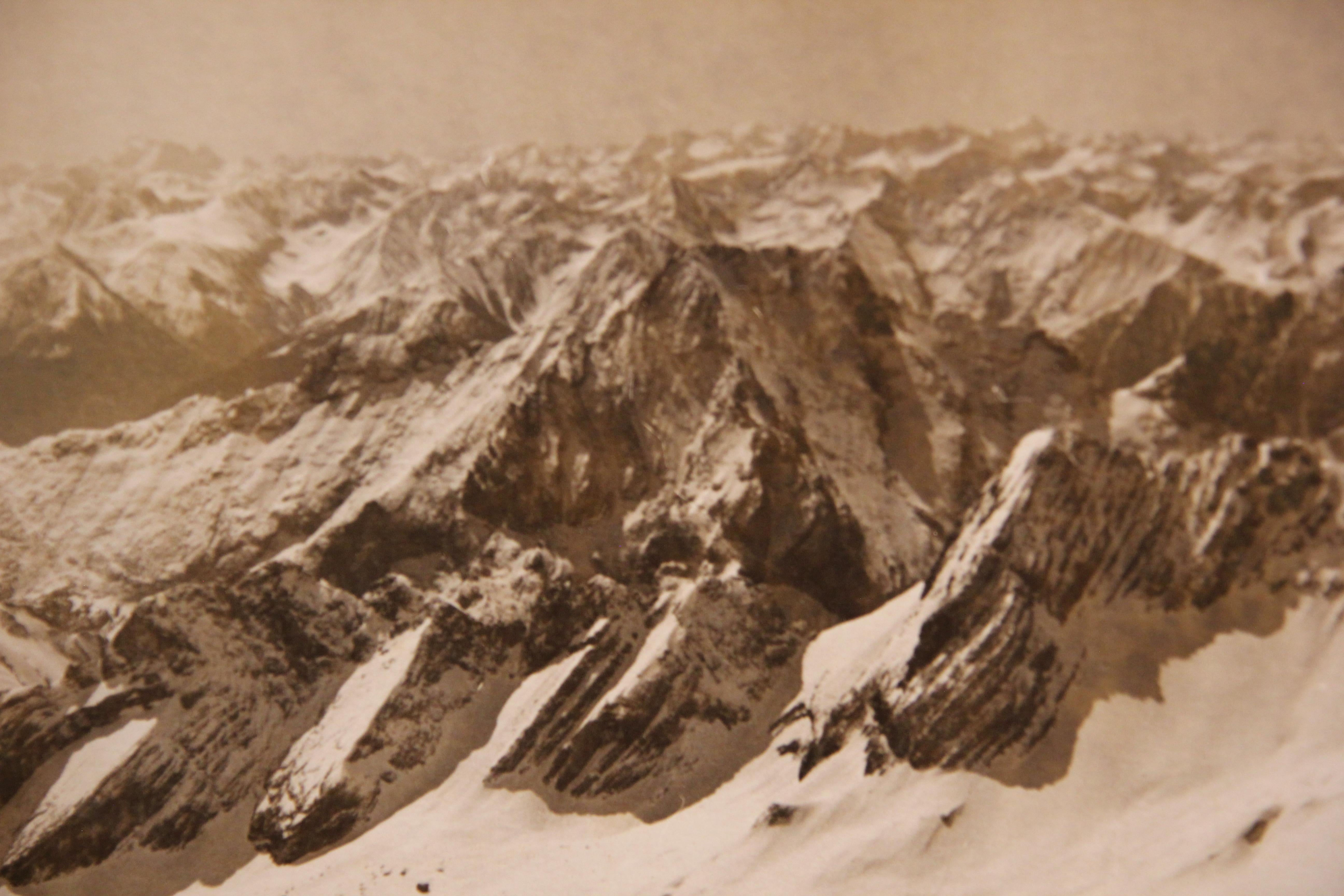 Photographie de paysage des montagnes neiges en noir et blanc - Marron Black and White Photograph par Unknown