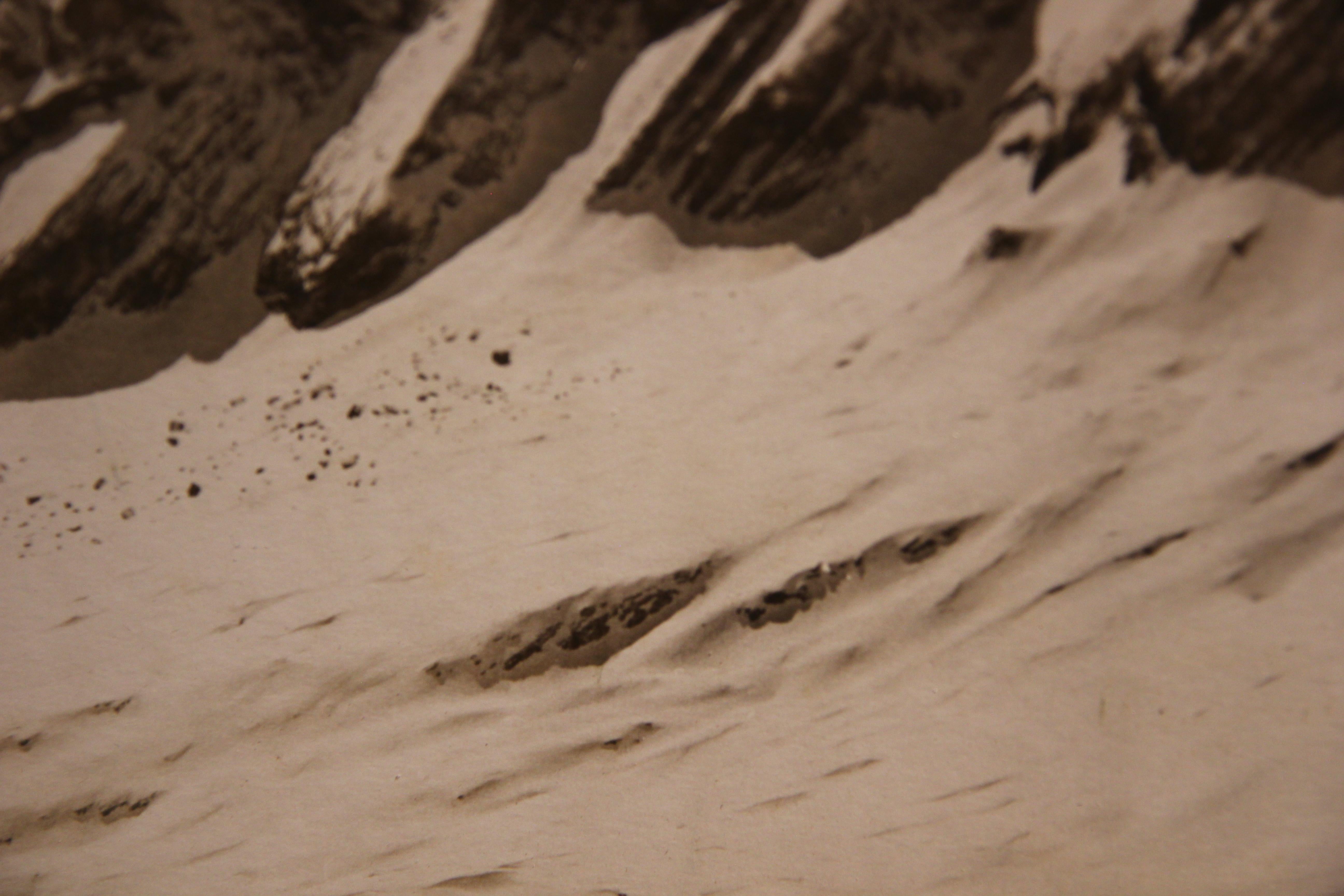 Photographie de paysage des montagnes neiges en noir et blanc en vente 1